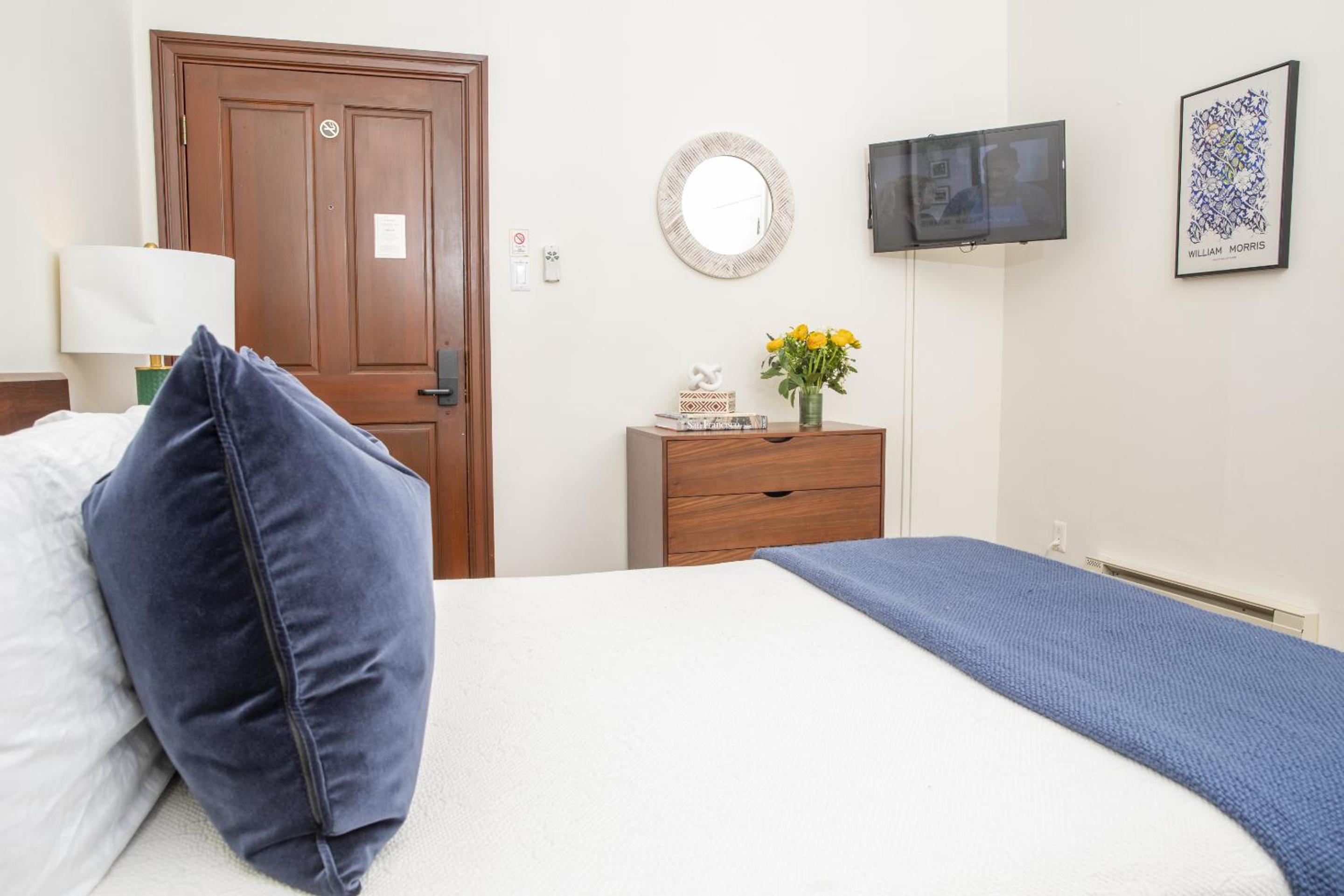 Standard Queen Room - Photo 9