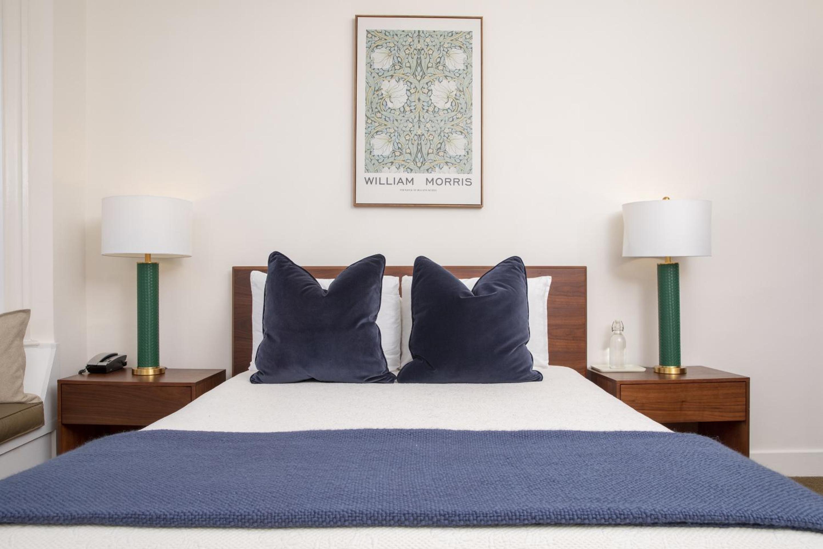 Standard Queen Room - Photo 10