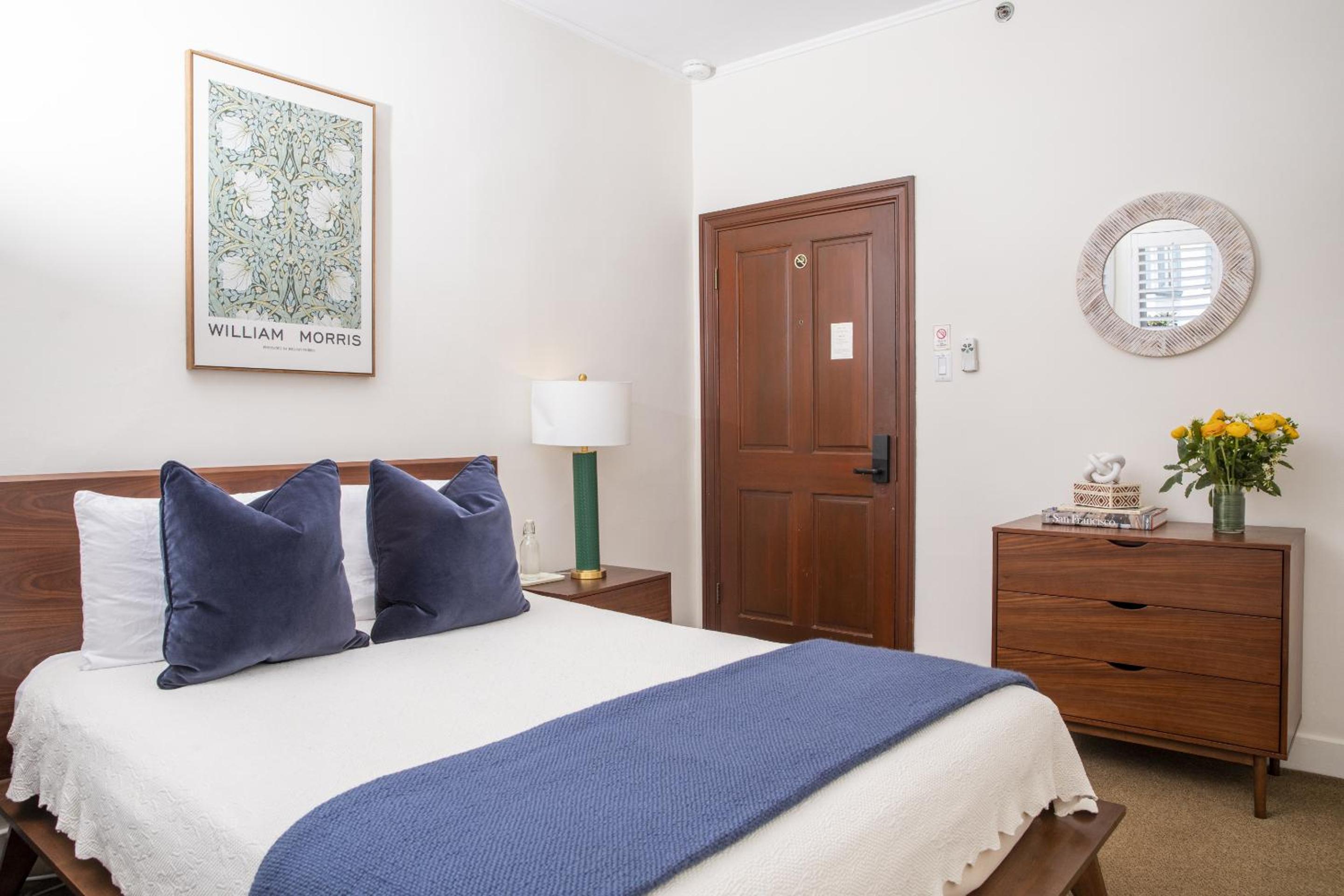 Standard Queen Room - Photo 11