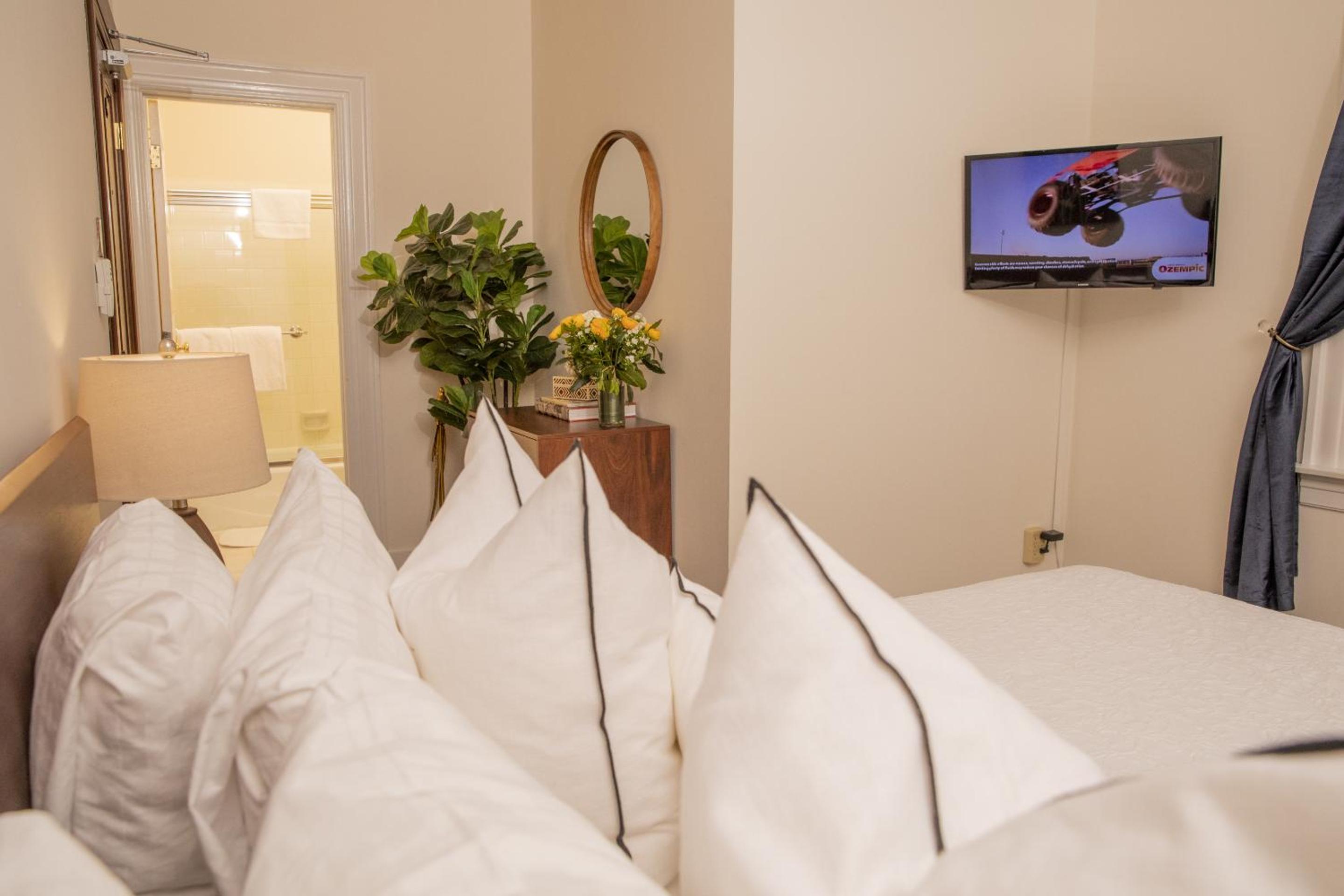 Standard King Room - Photo 4