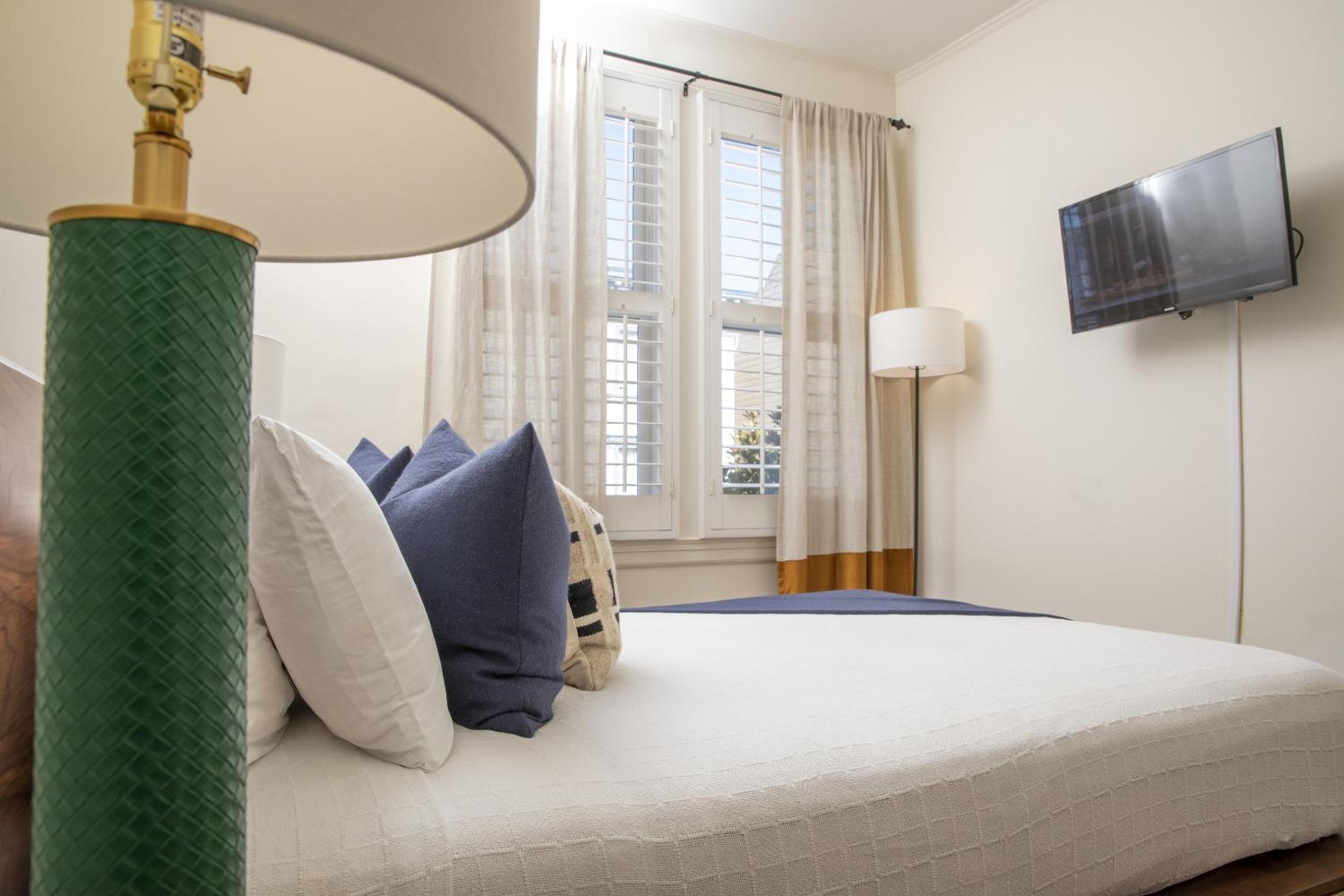 Standard Queen Room - Photo 12
