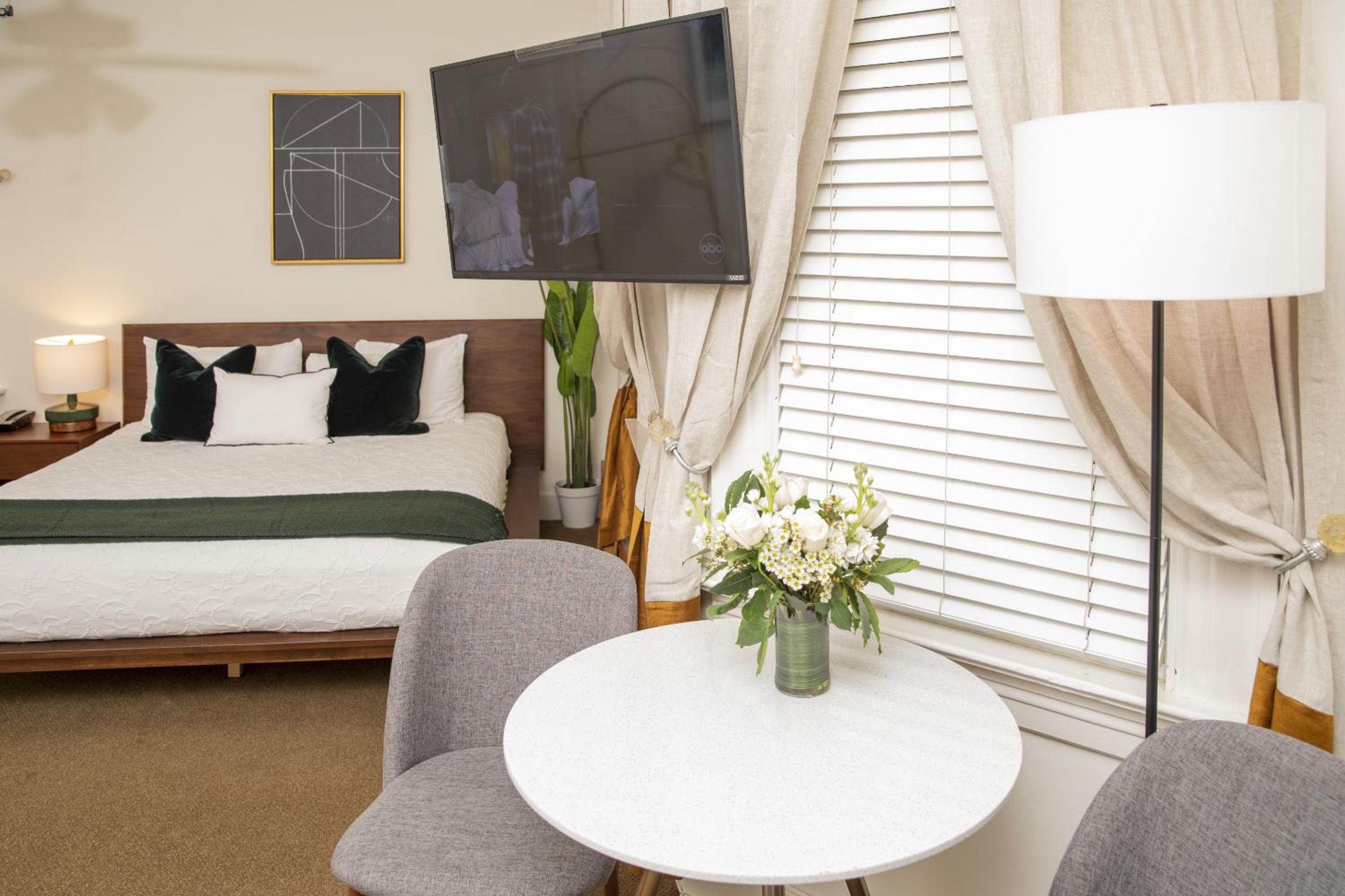 Superior King Room - Photo 7