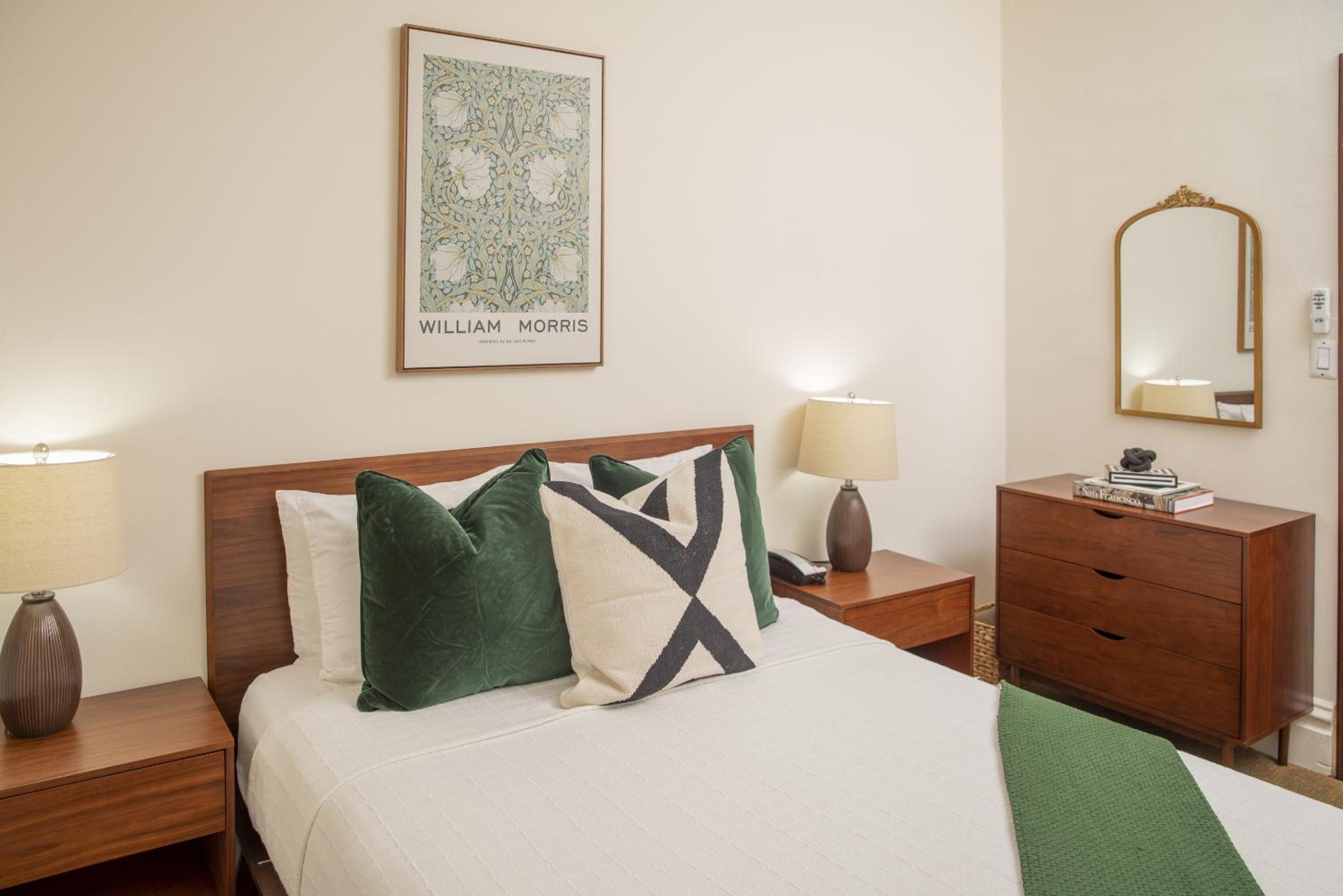 Standard Queen Room - Photo 13
