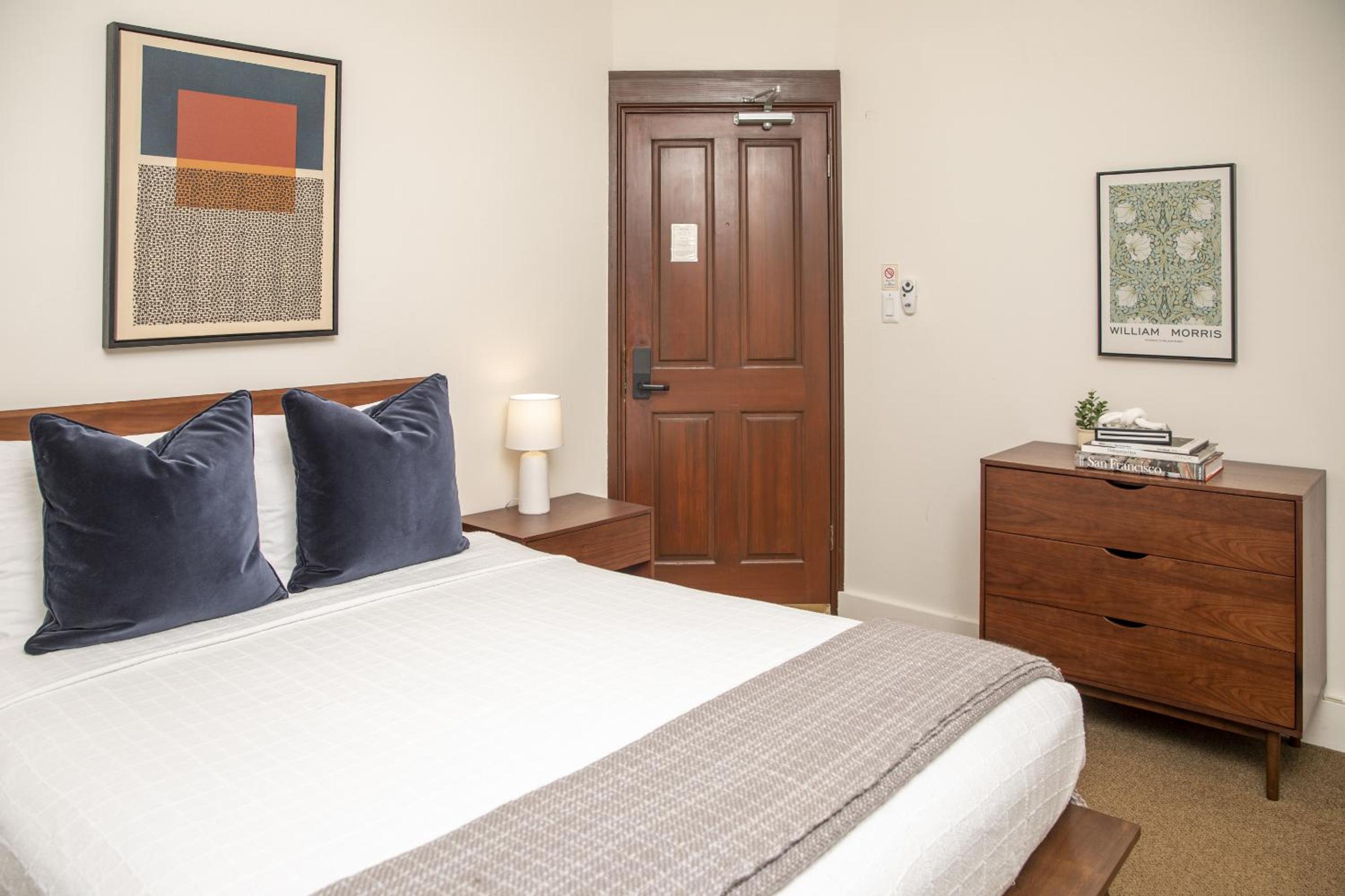 Standard Queen Room - Photo 15