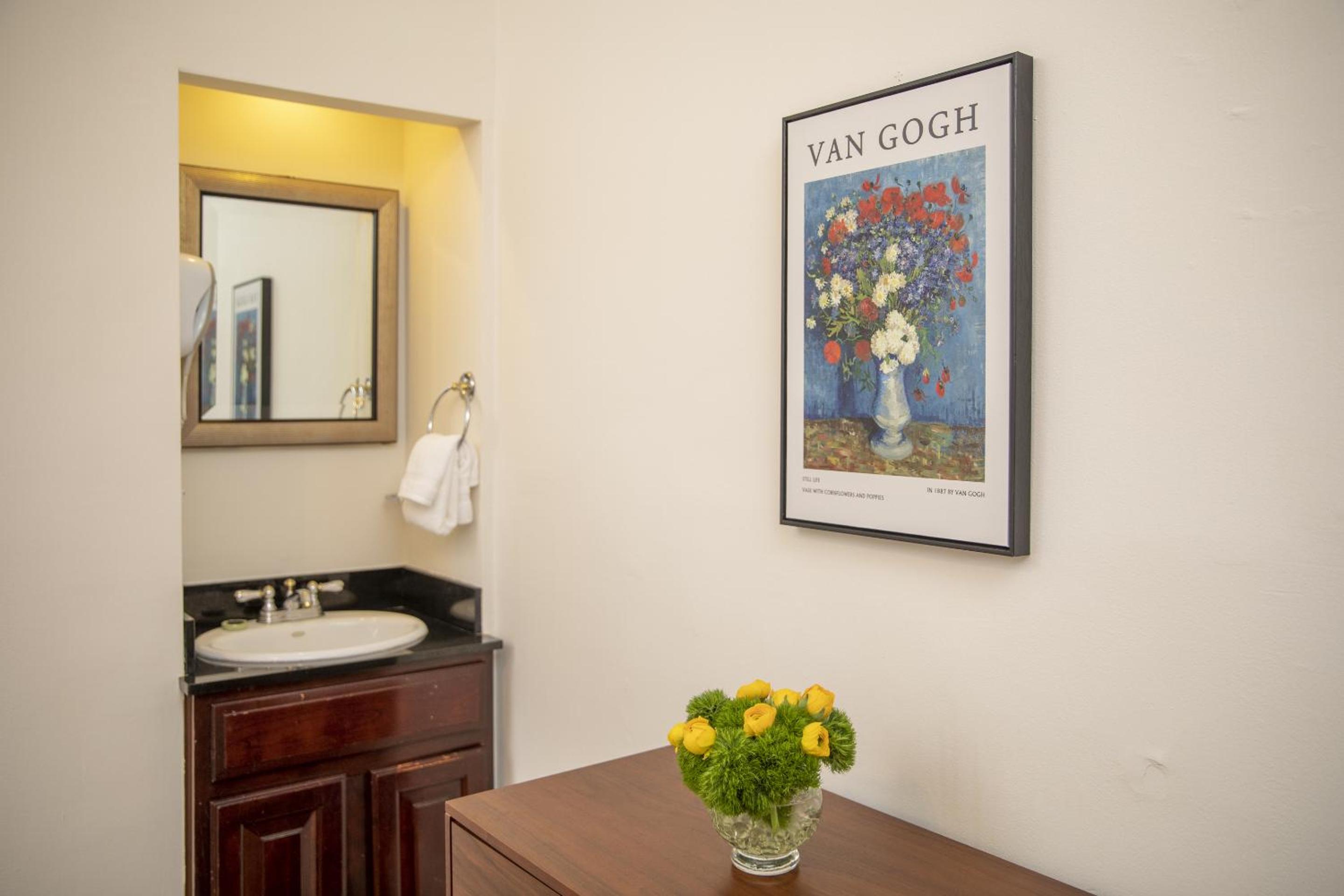 Standard Queen Room - Photo 26