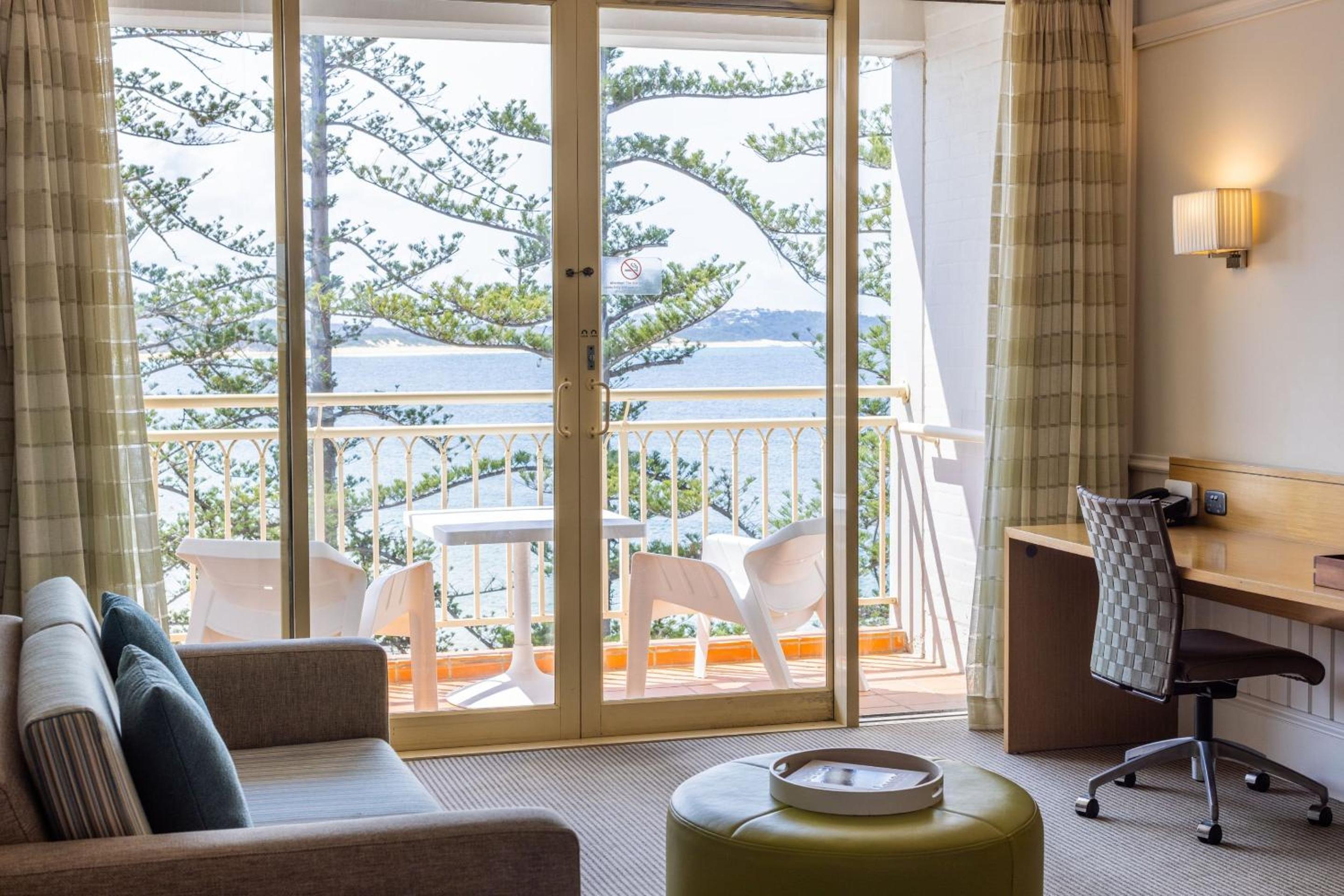 King Room with Balcony and Ocean View - Photo 3