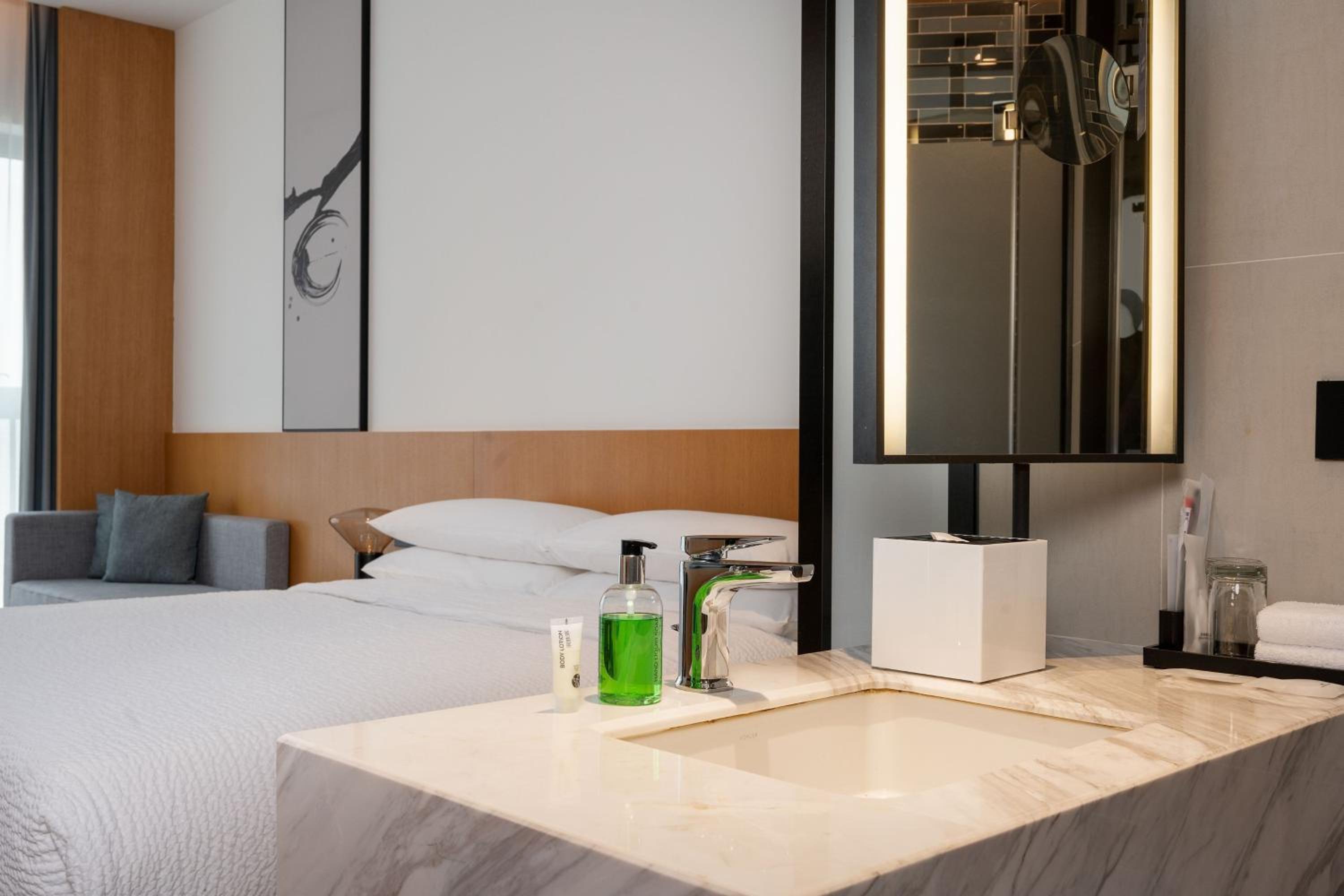 Executive, Guest room, 1 King - Photo 2