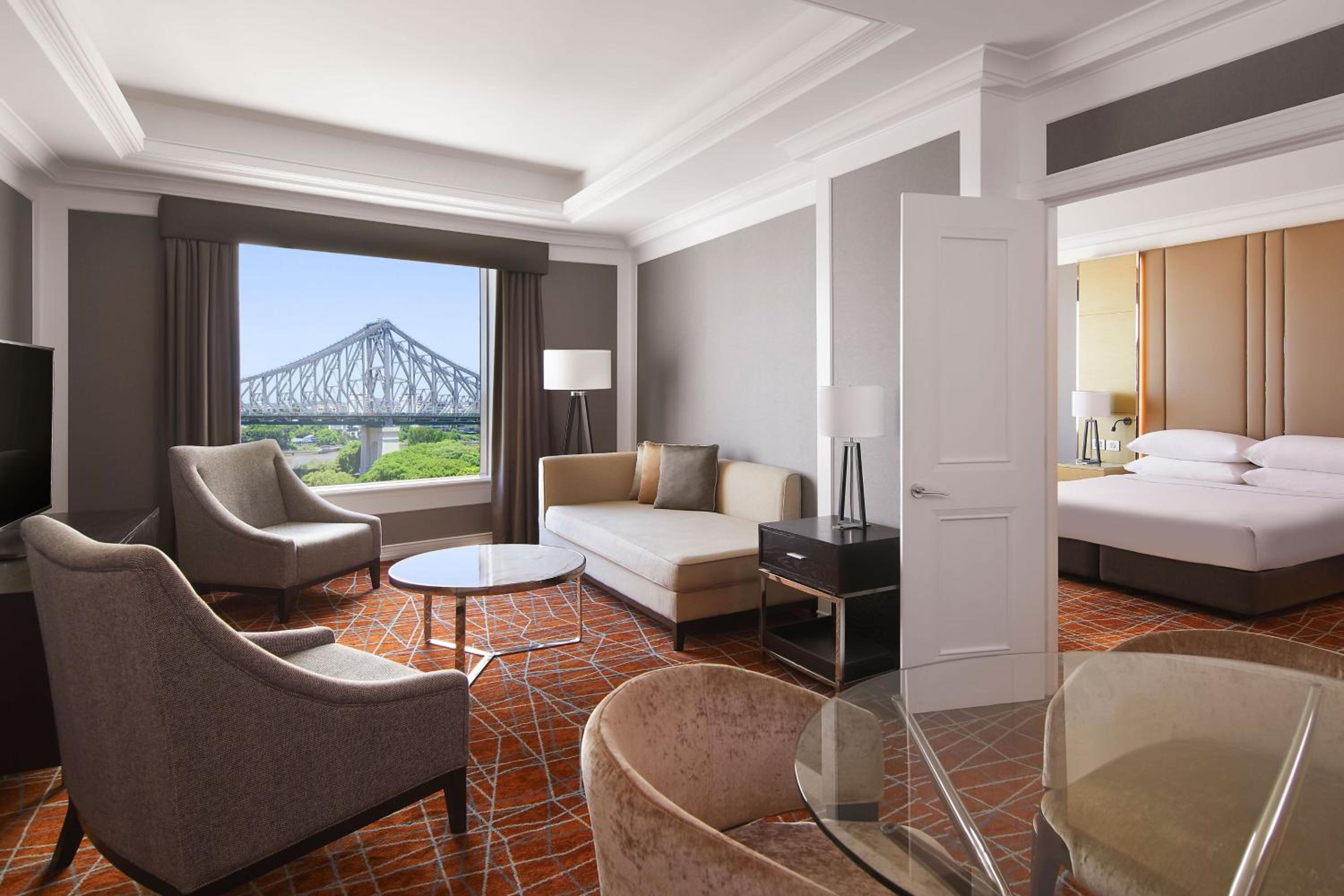 Executive Level, 1 Bedroom Executive Suite, 1 King, Story Bridge View, High Floor, Whirlpool - Photo 1