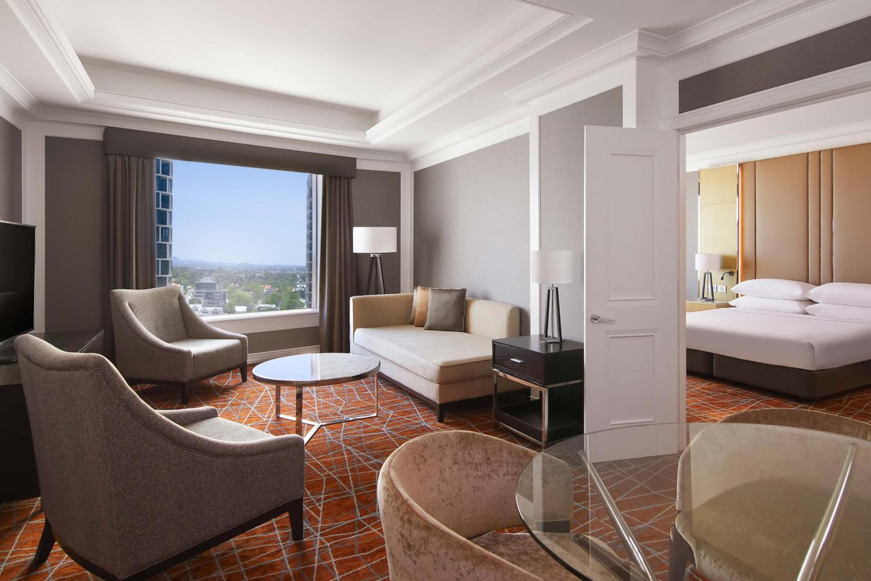 Executive Level, 1 Bedroom Executive Suite, 1 King, City View, High Floor, Whirlpool - Photo 1