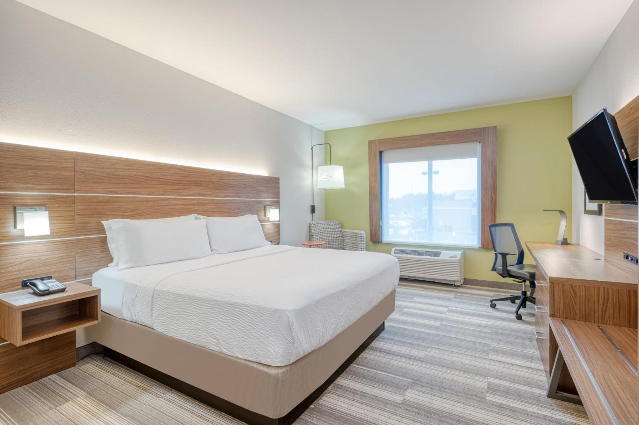 King Room with Roll in Shower - Hearing Accessible/Non-Smoking, photo 6