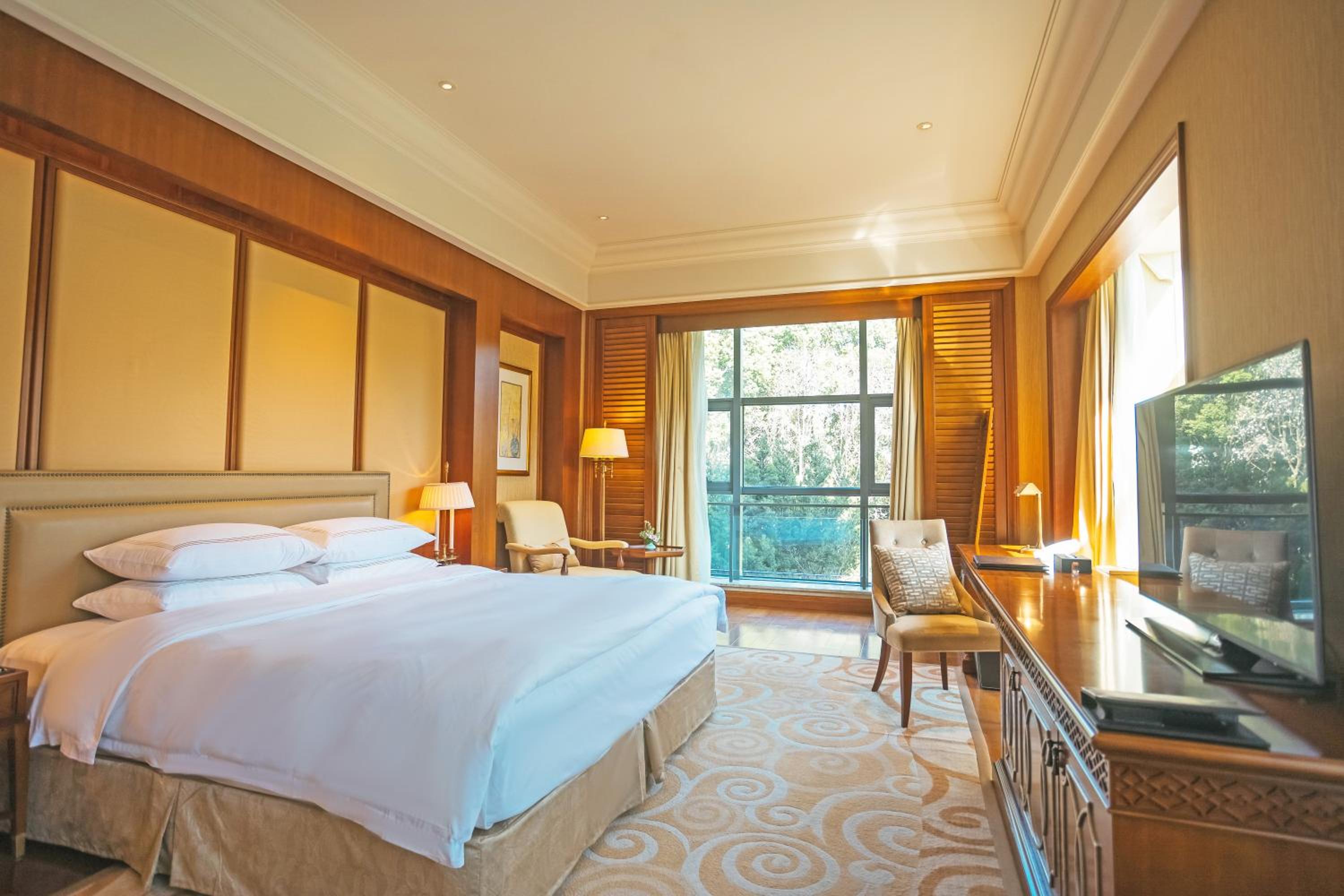 Deluxe Suite-East