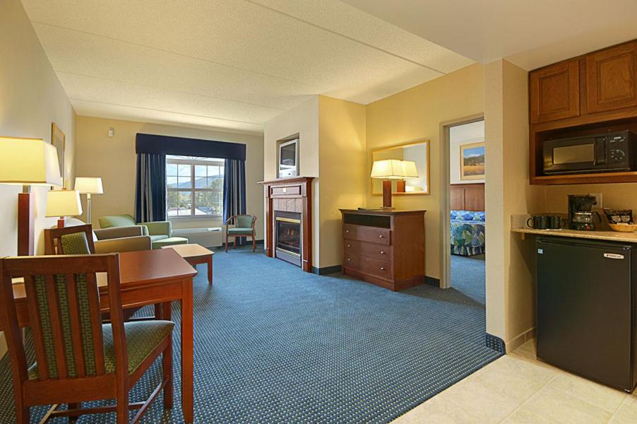Suite with Two Queen Beds - Non-Smoking - Photo 5