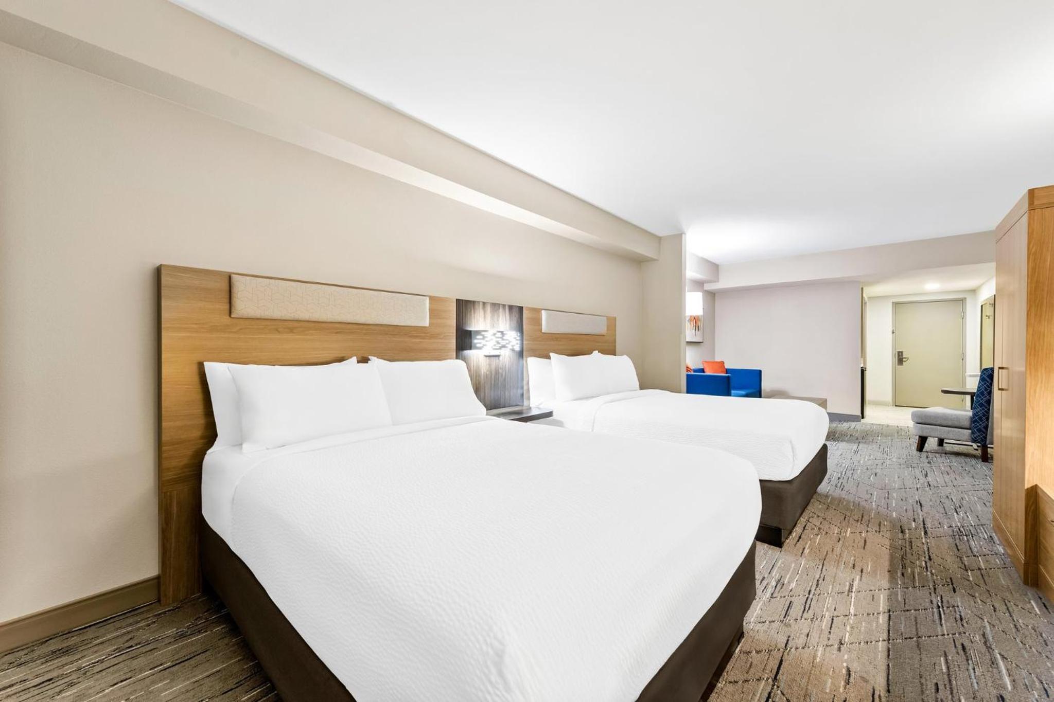 Queen Room with Two Queen Beds - Disability Access - Photo 4