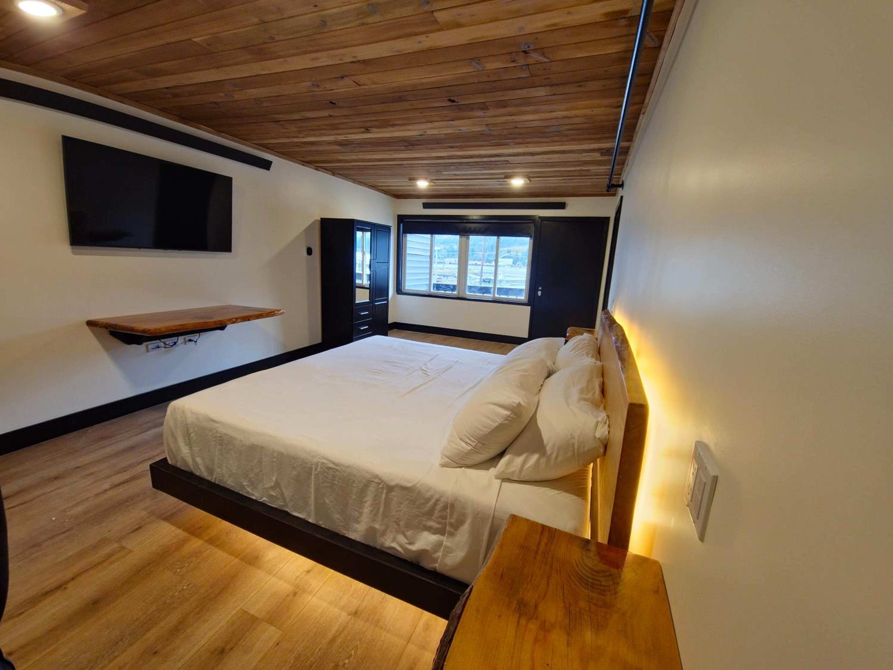 Deluxe King Room photo 1