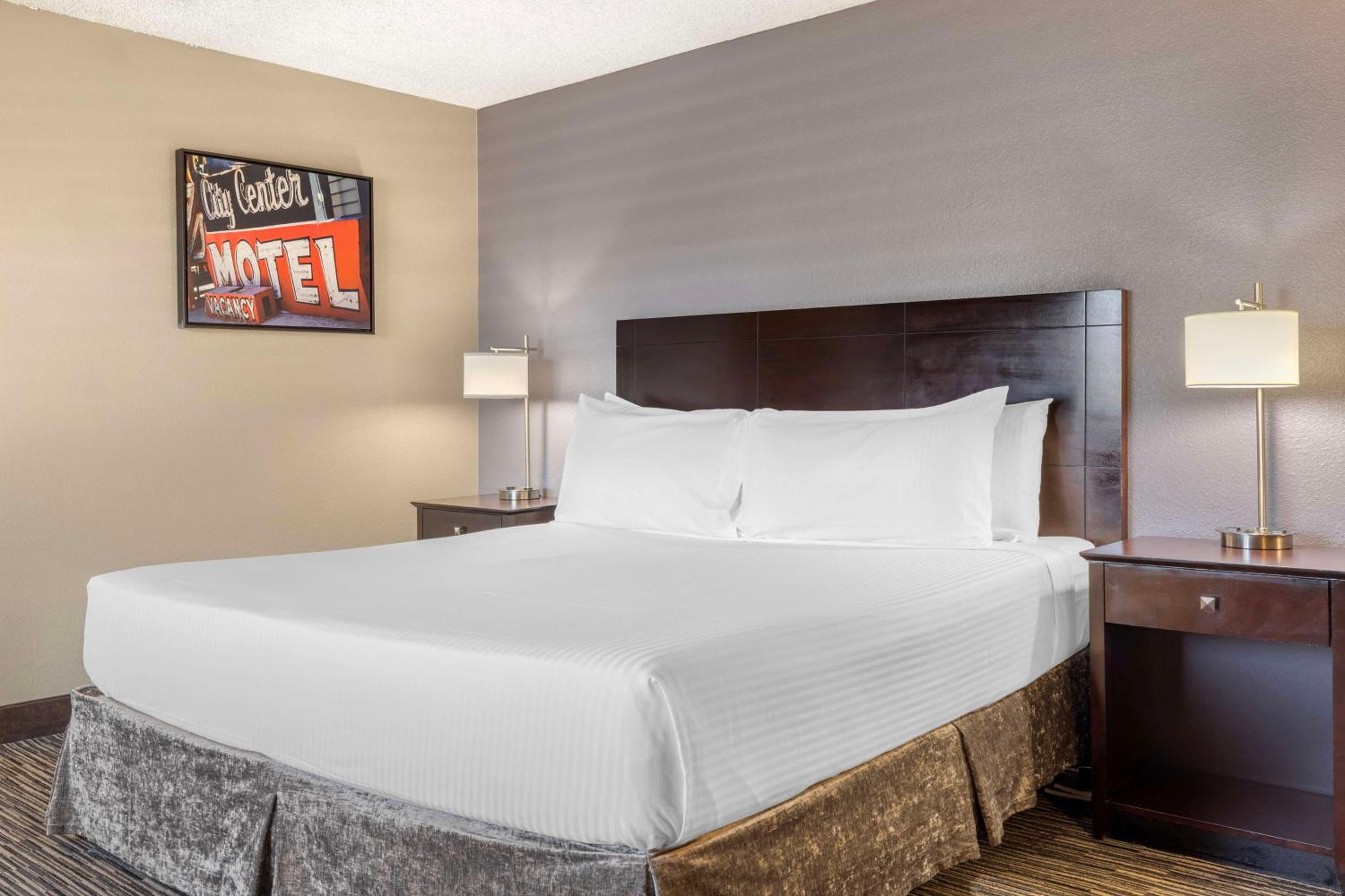 Executive King Room with Sofa Bed - Photo 4