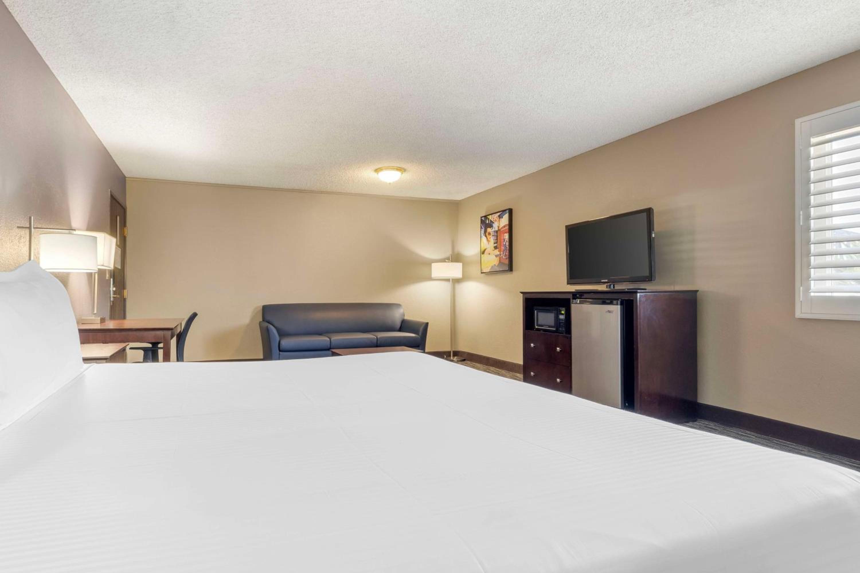 Executive King Room with Sofa Bed - Photo 2