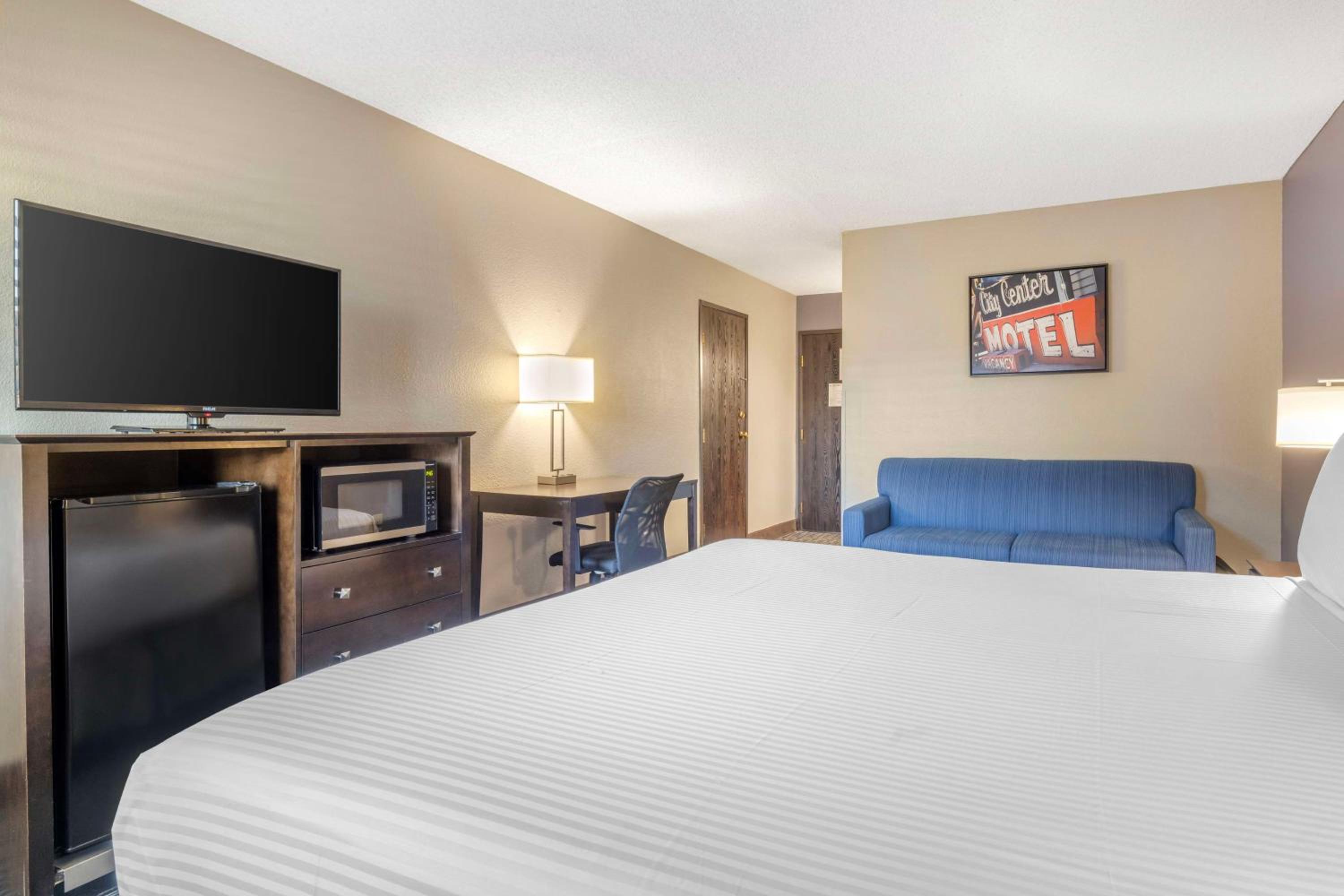 Large King Room with Sofa Bed - Non-Smoking - Photo 3