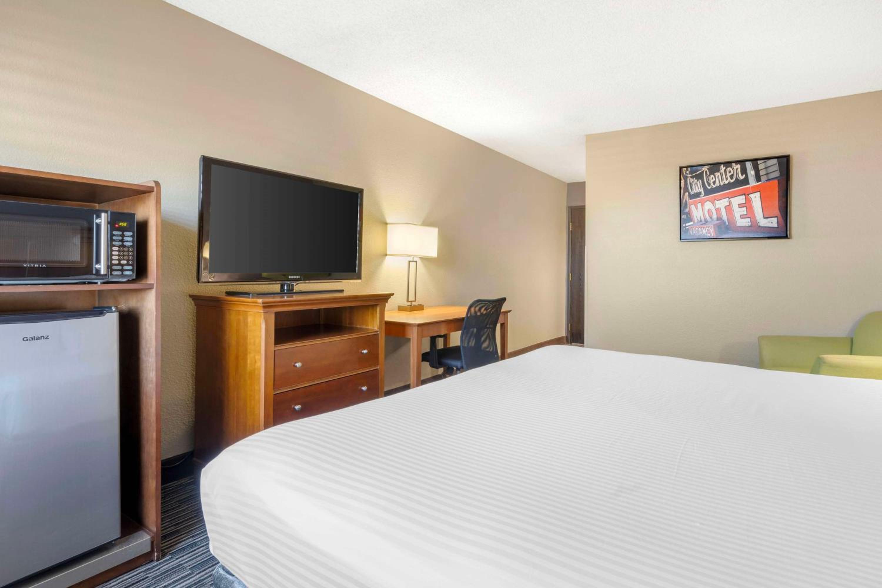 King Room - Non-Smoking - Photo 4