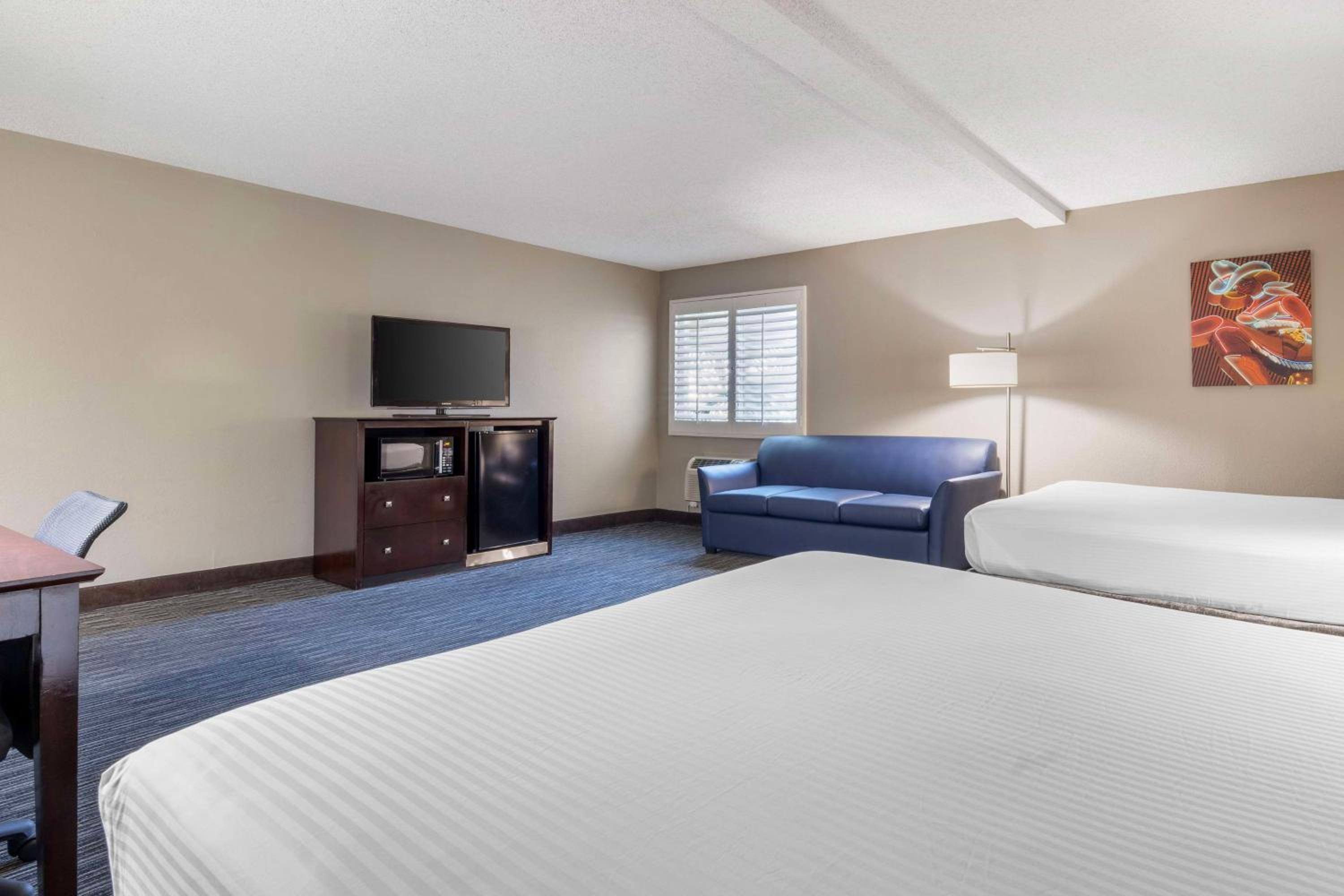 Queen Room with Two Queen Beds and Sofa Bed - Photo 4
