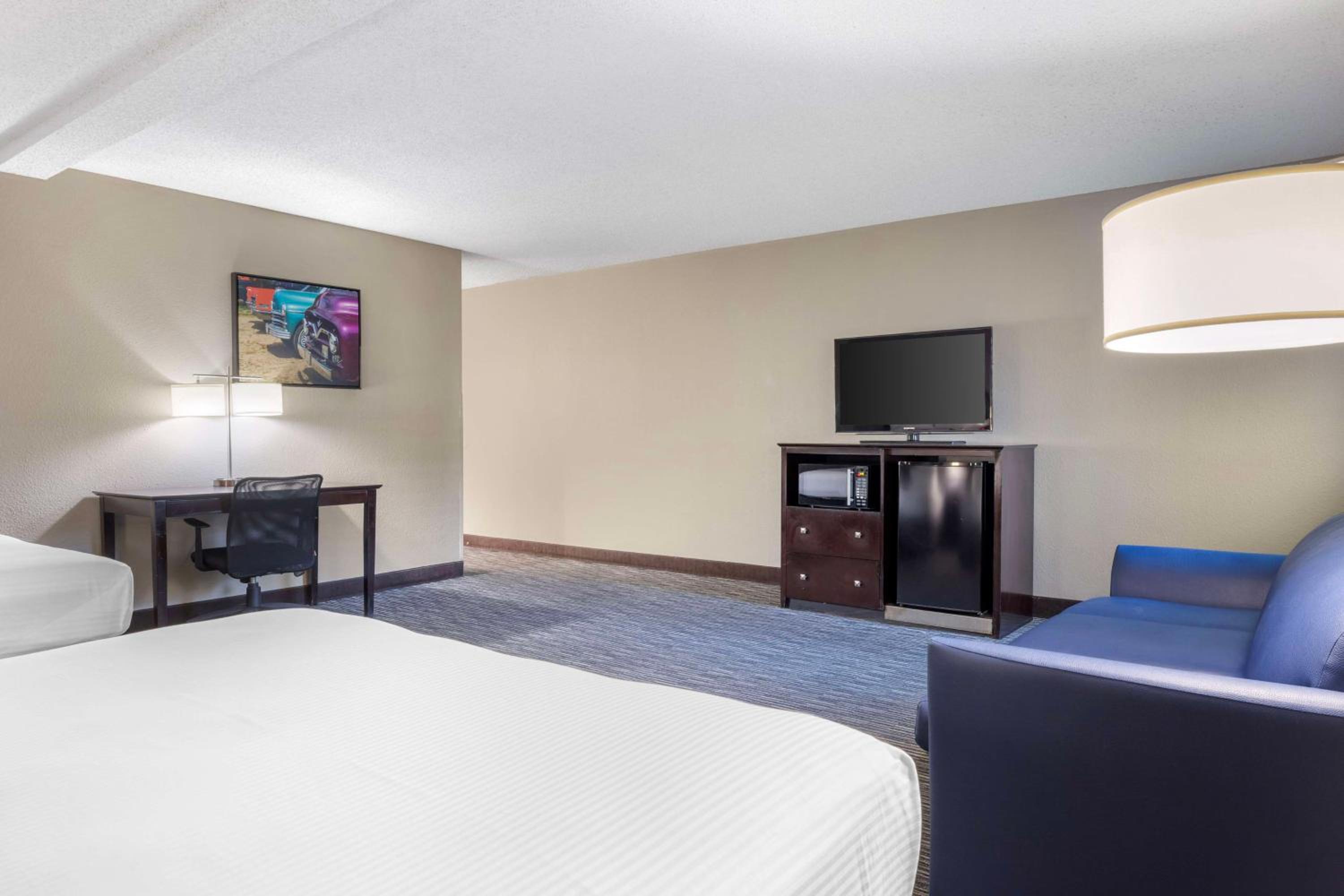 Queen Room with Two Queen Beds and Sofa Bed - Photo 2