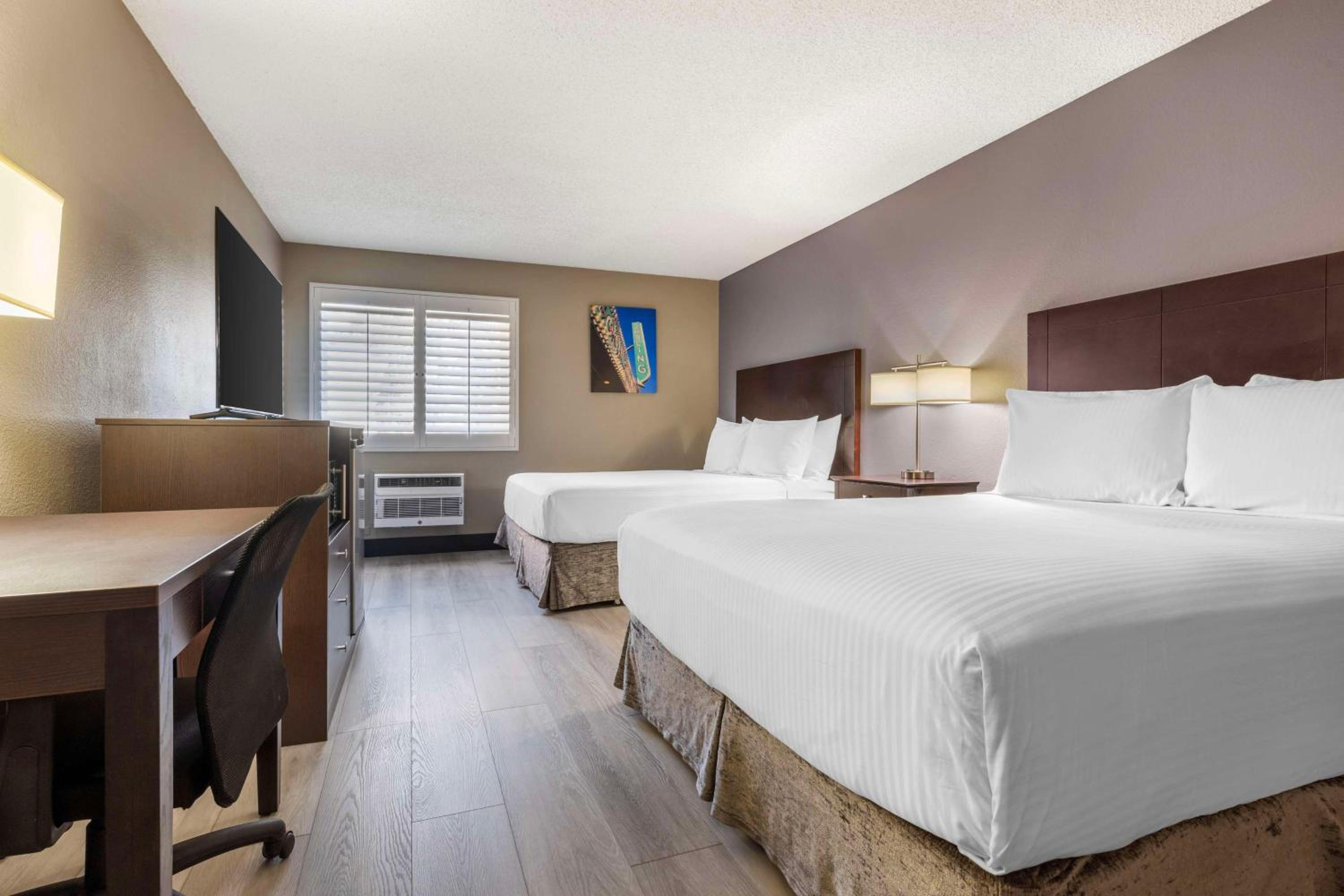 Queen Room with Two Queen Beds - Non-Smoking - Photo 4