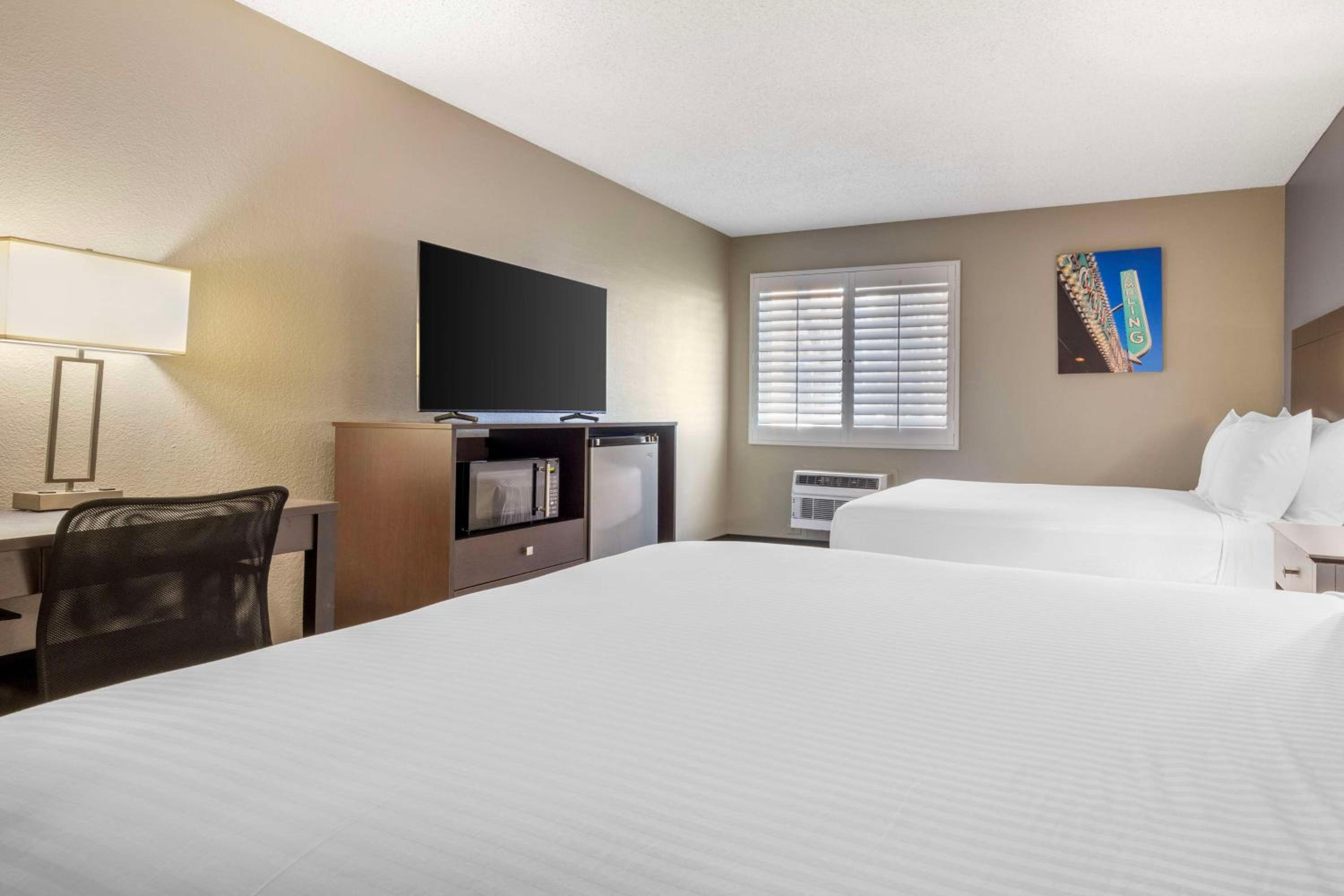 Queen Room with Two Queen Beds - Non-Smoking - Photo 2