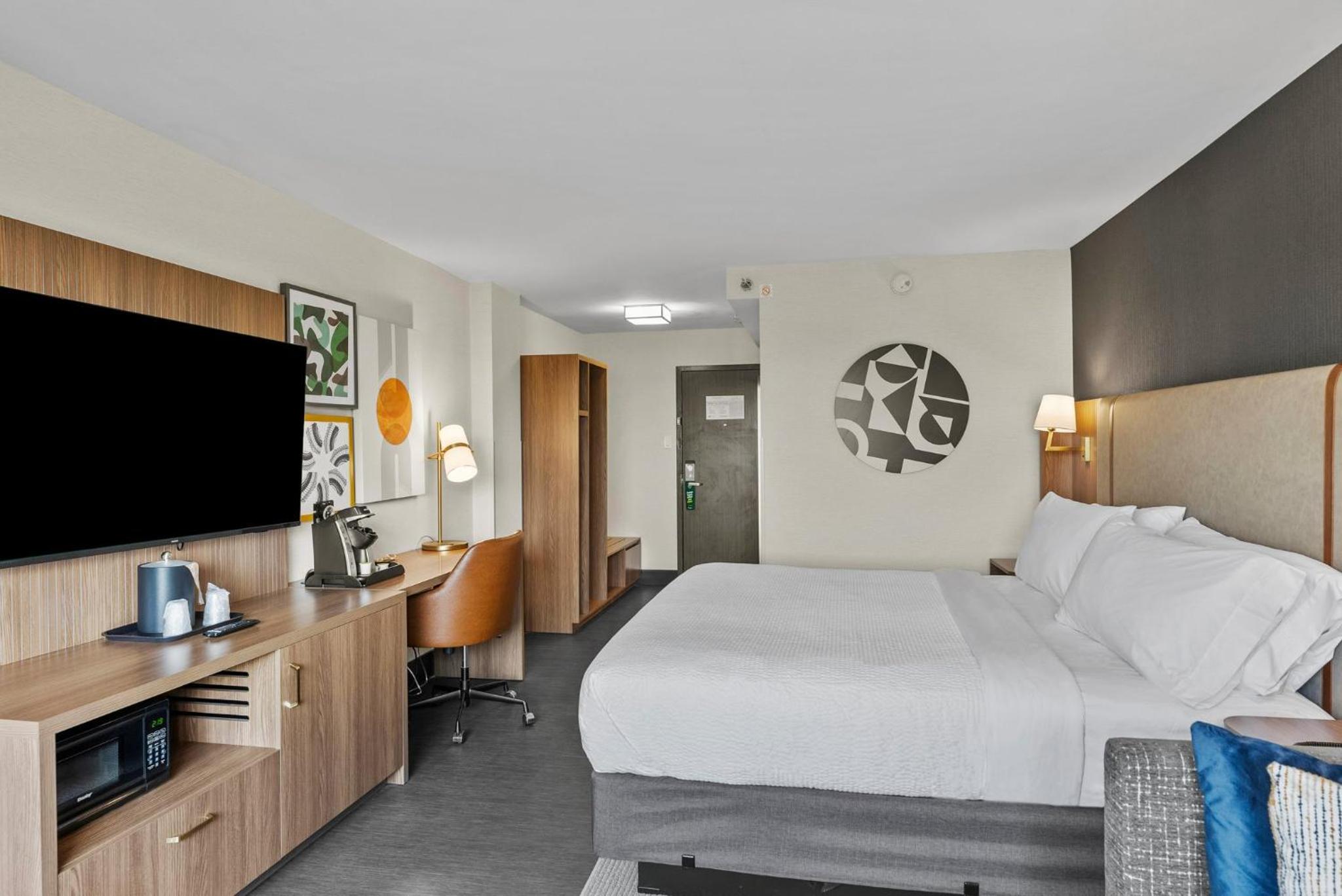 Standard King Room - Photo 15