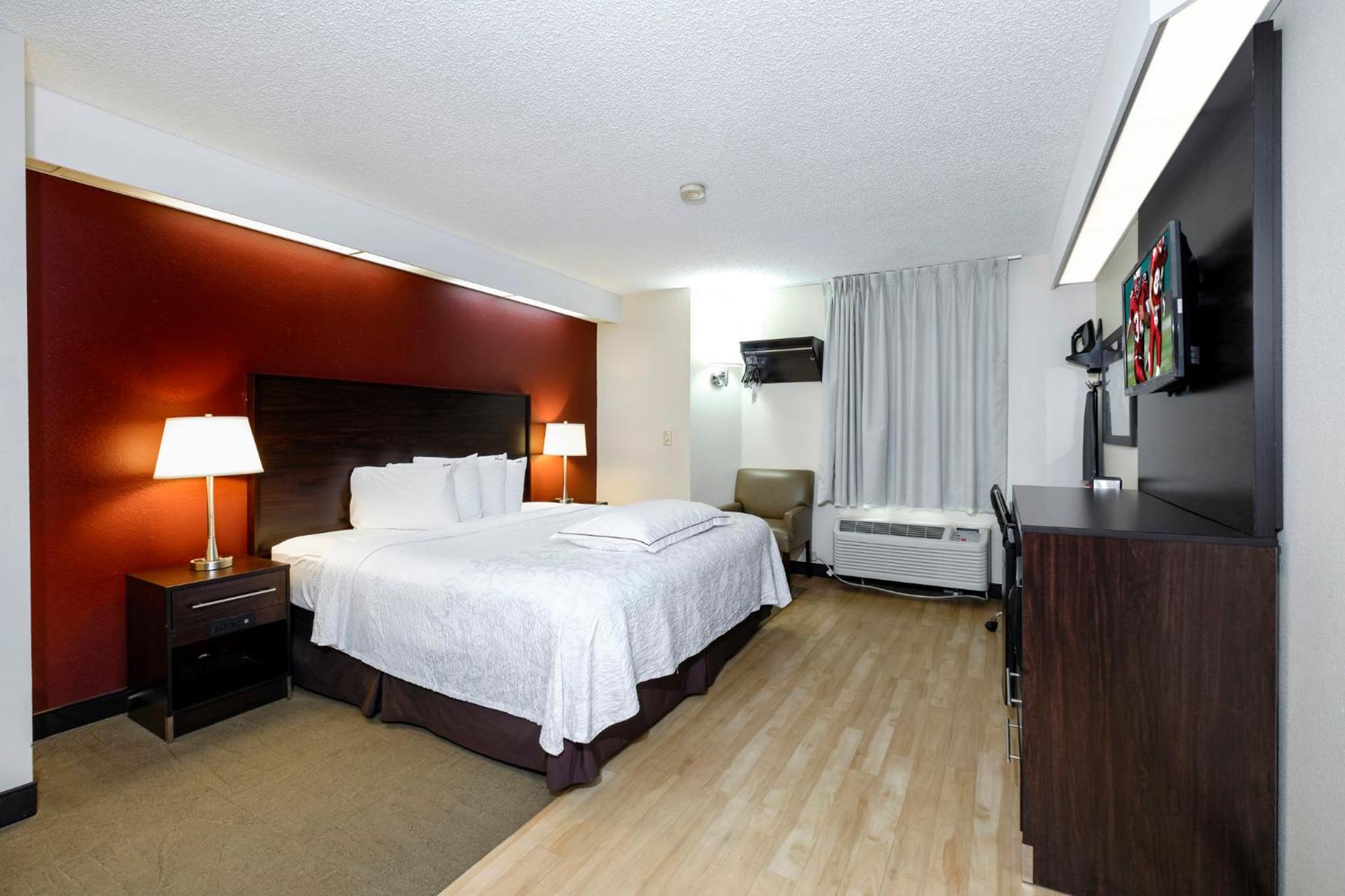 Premium King Room Pool Side Smoke Free - Photo 8
