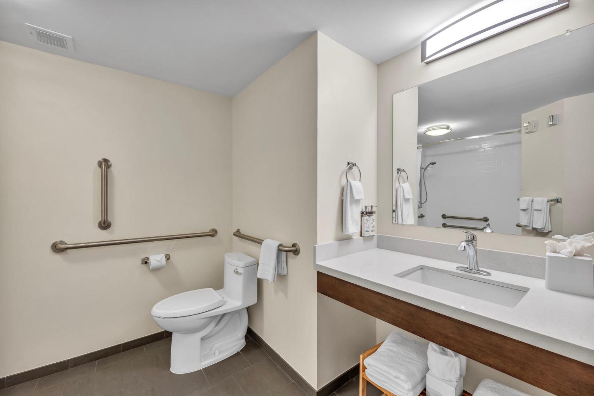 Queen Studio with Two Queen Beds - Hearing Accessible - Non-Smoking photo 3