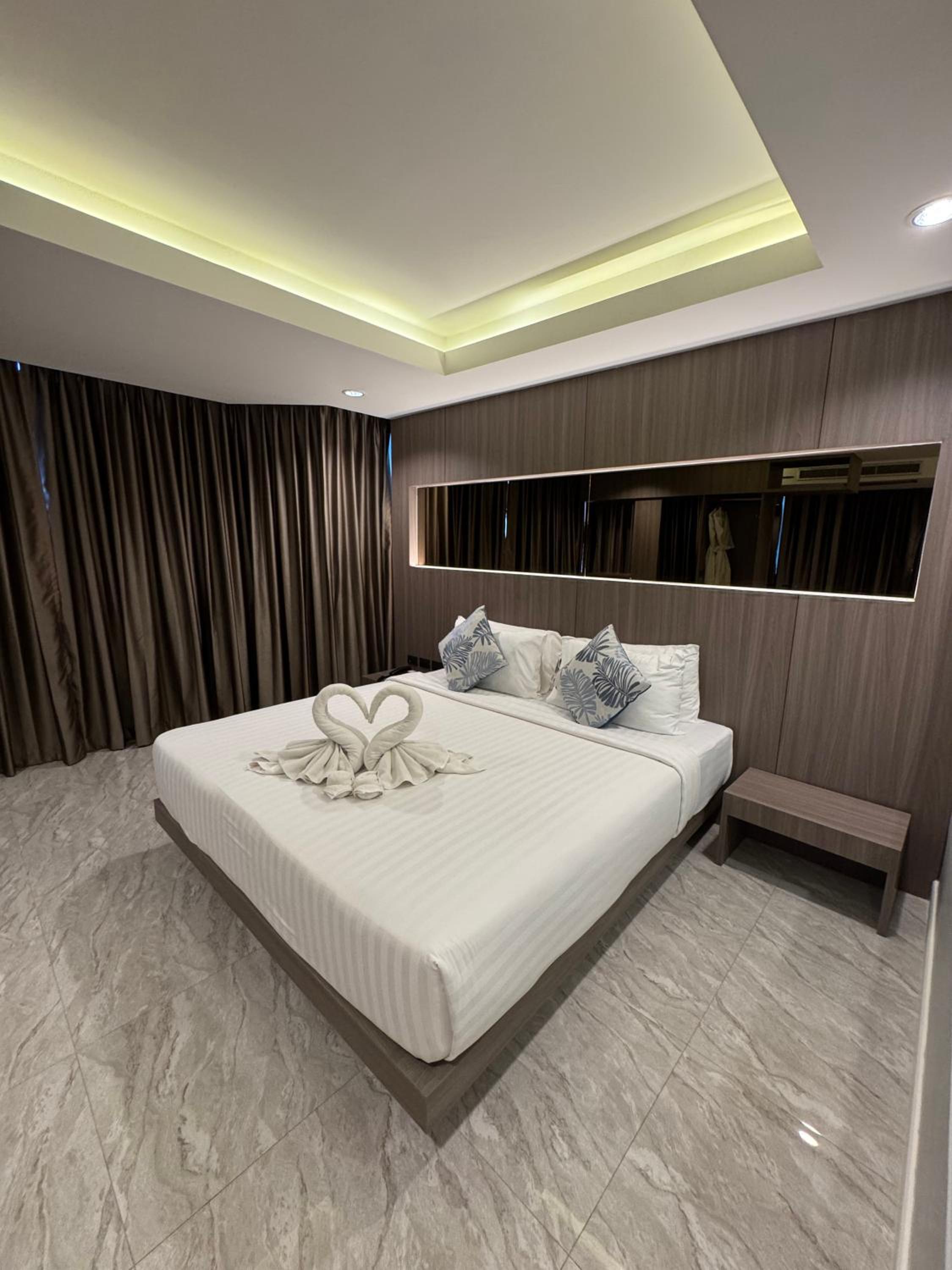 Suite with City View - Photo 8