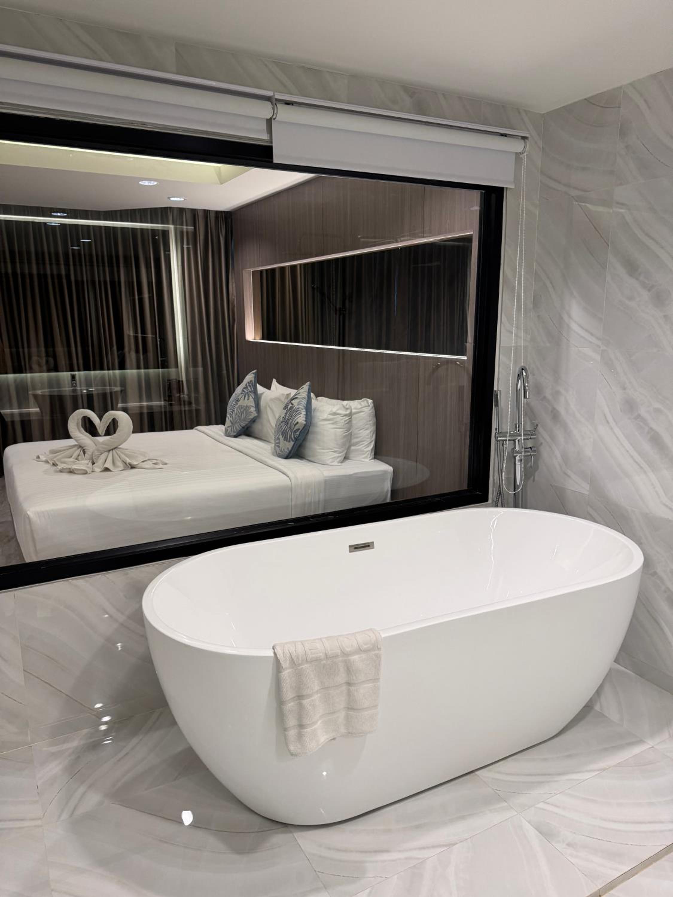Suite with City View - Photo 9