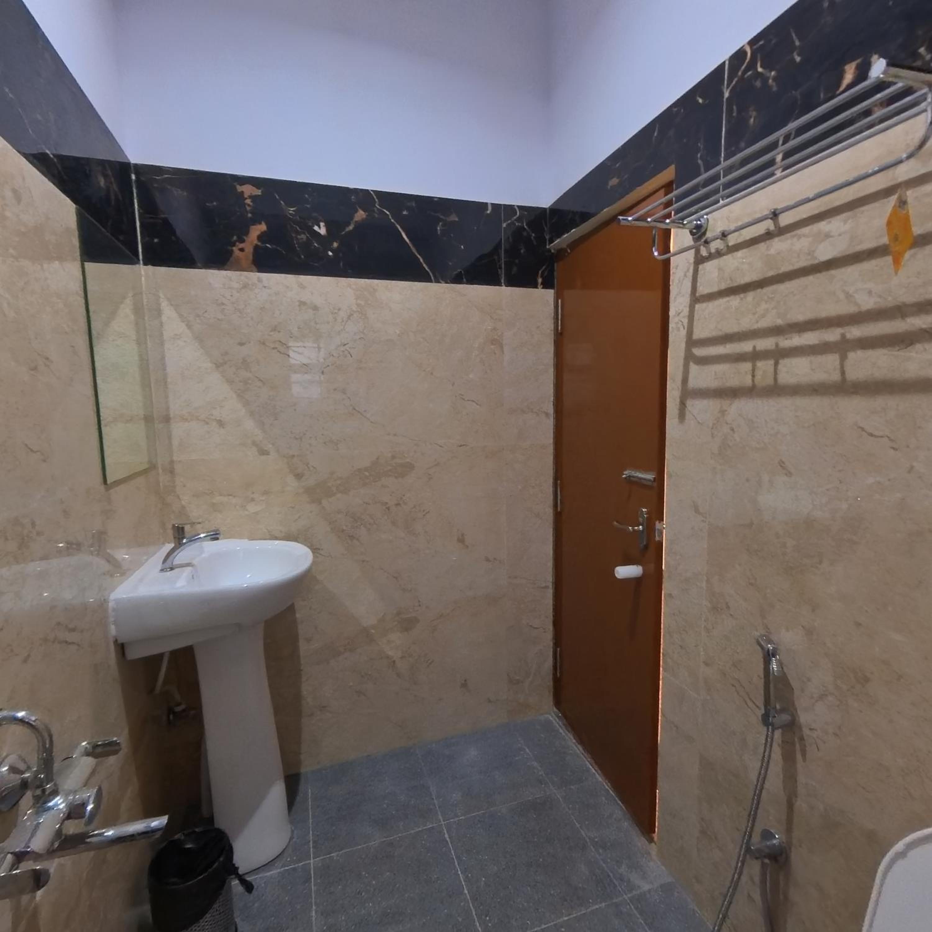 Deluxe Room - Photo 9