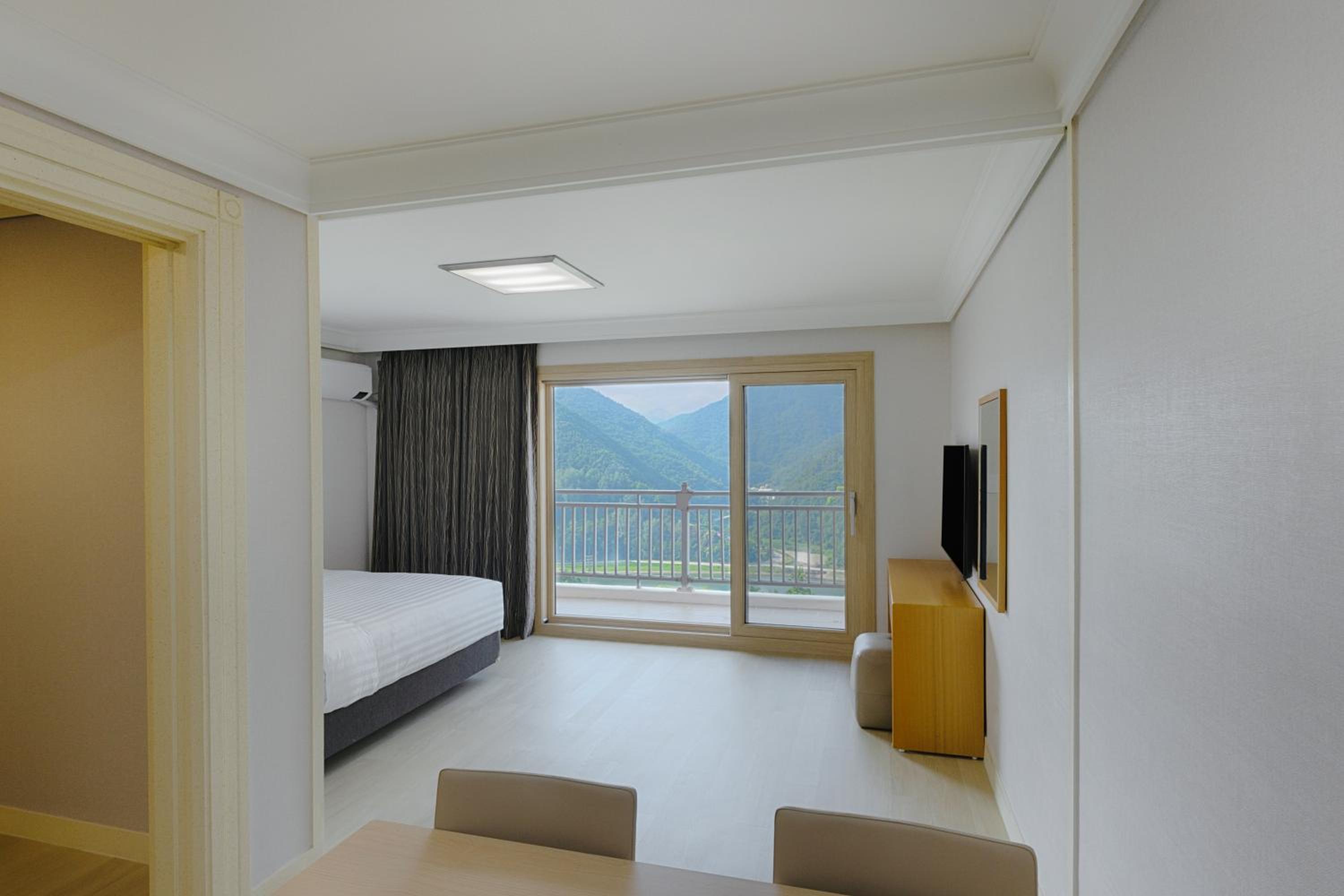 [EAST] Top Family(Kitchen/Lake View/Bed)-Bed Type Randomly Assigned - Photo 2