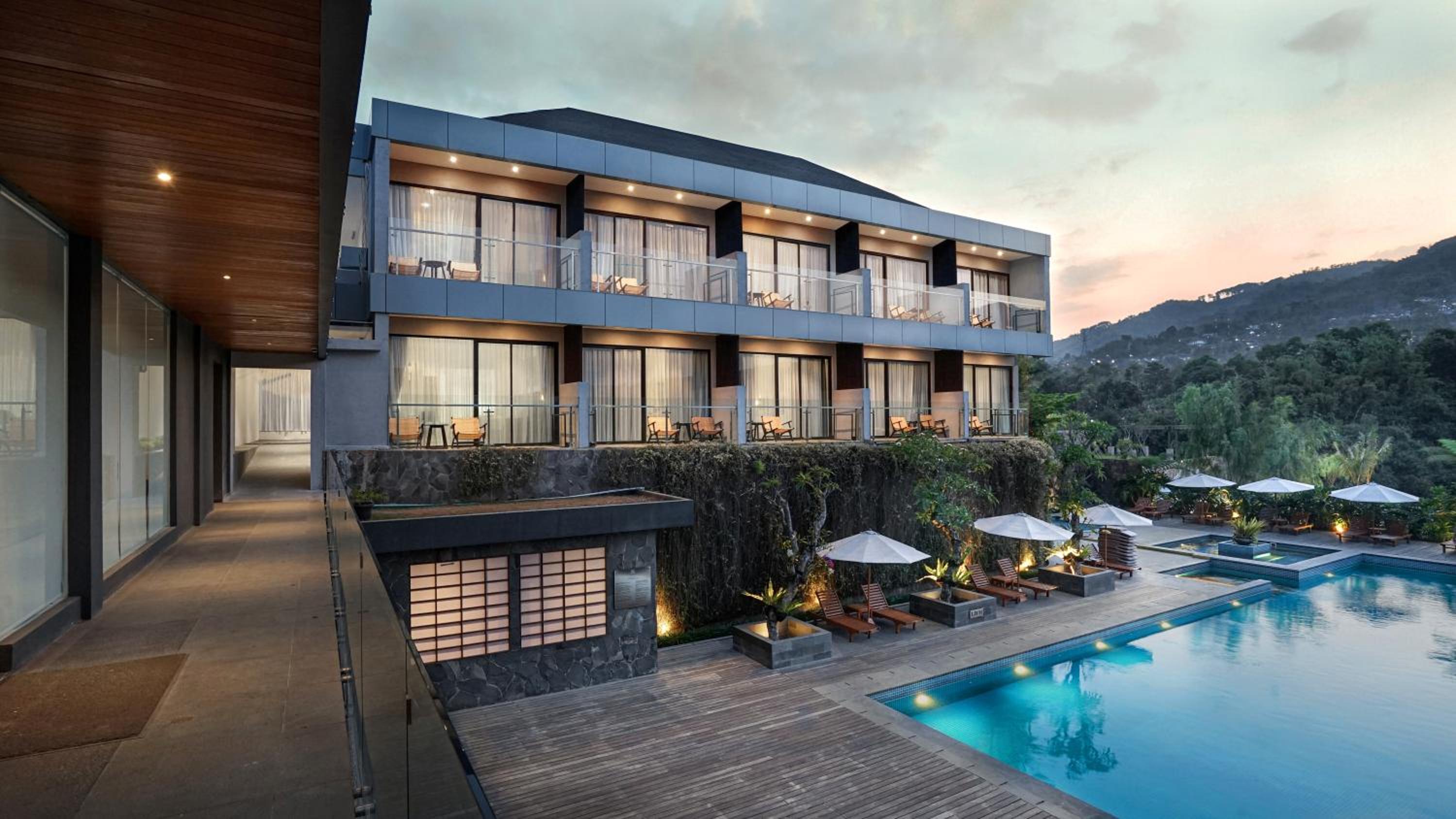 Executive Balcony Pool View - Photo 1