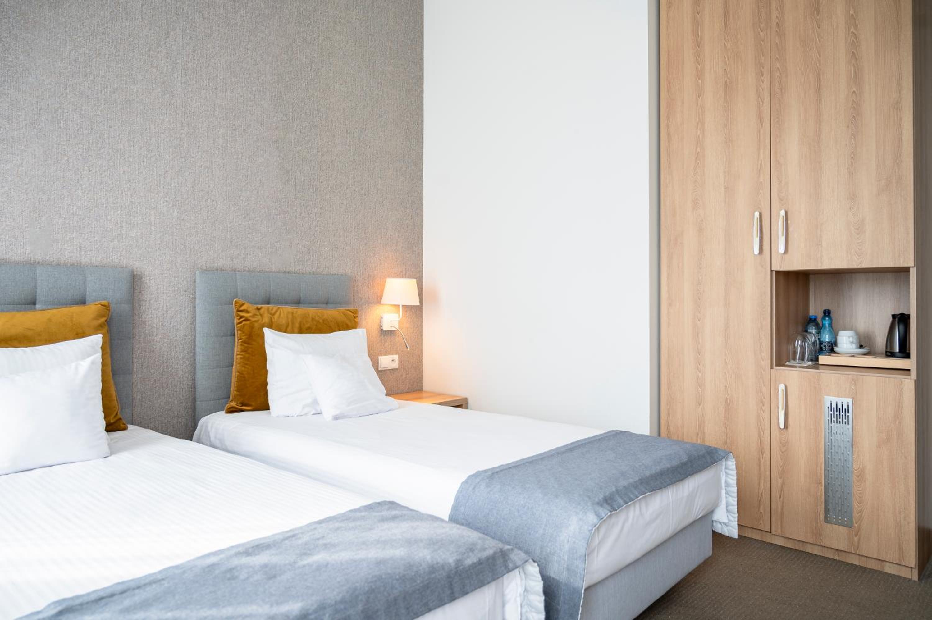 Double or Twin Room with Private Bathroom and Gym Access - Photo 4
