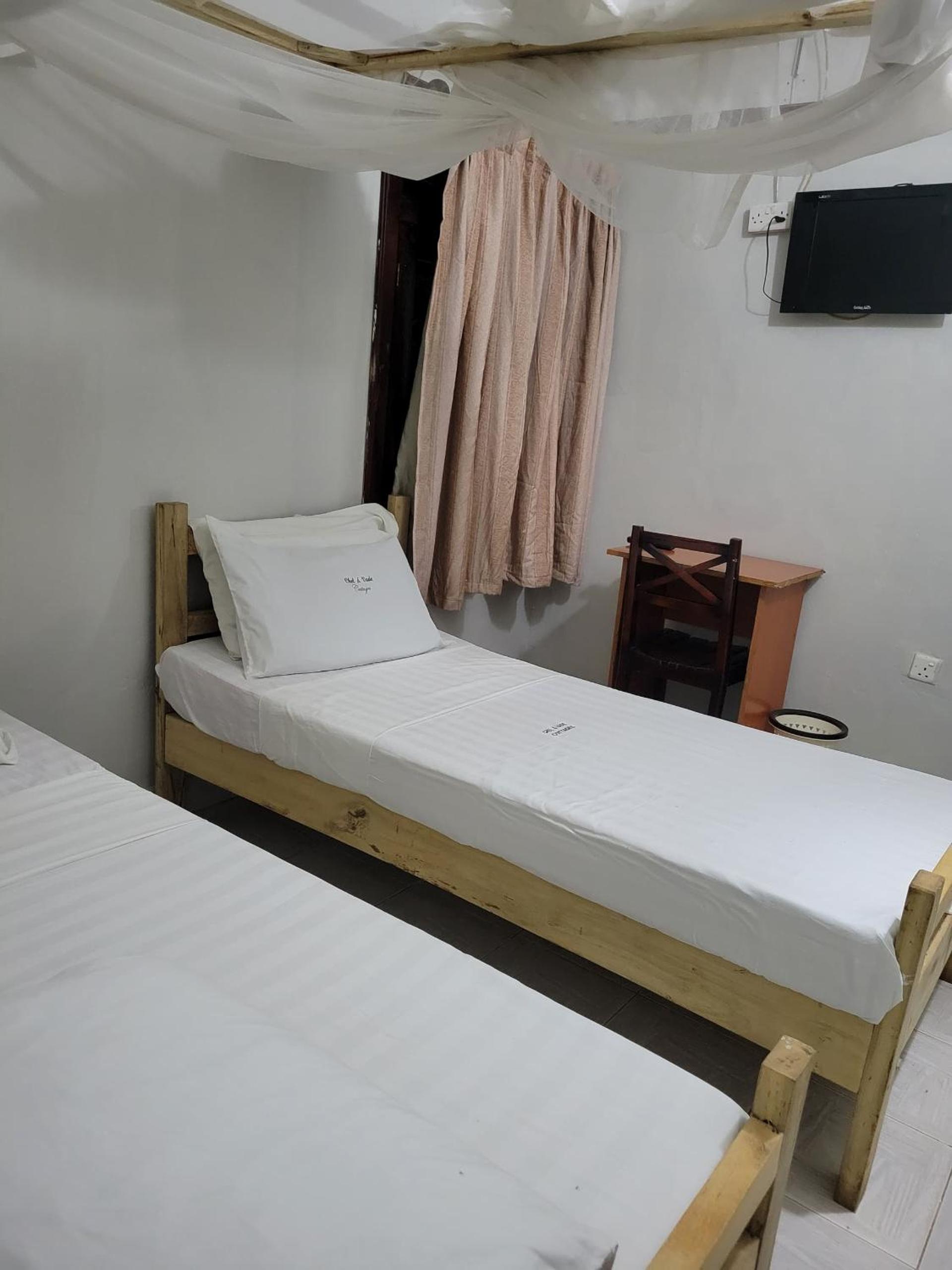 Small Twin Room photo 2
