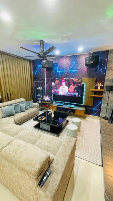 Four-Bedroom House photo 2