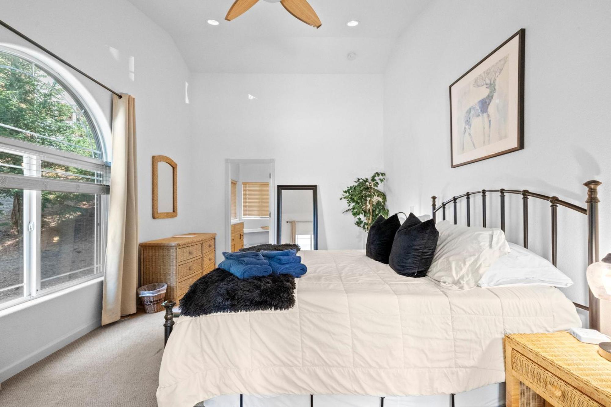 Five-Bedroom House photo 1