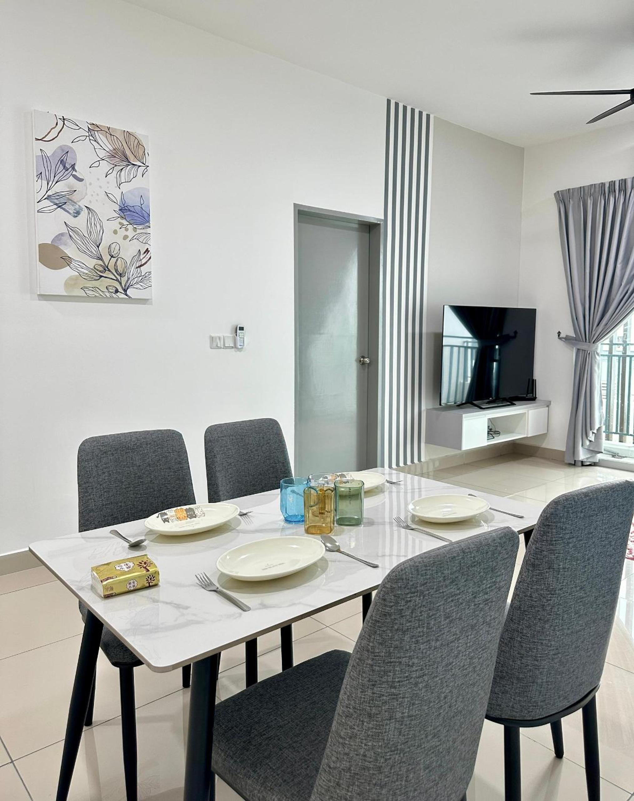 Three-Bedroom Apartment with Balcony photo 1