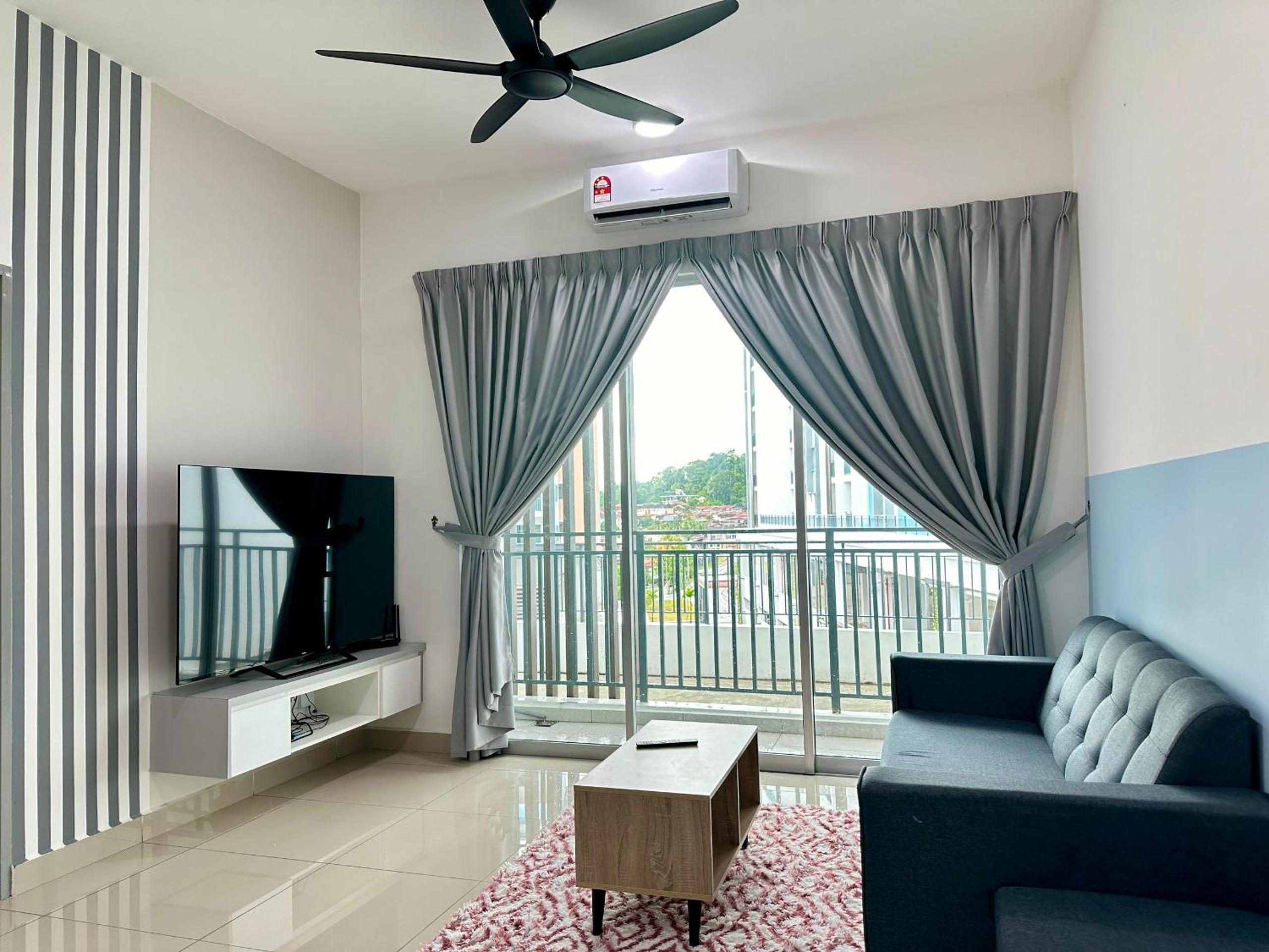 Three-Bedroom Apartment with Balcony photo 3