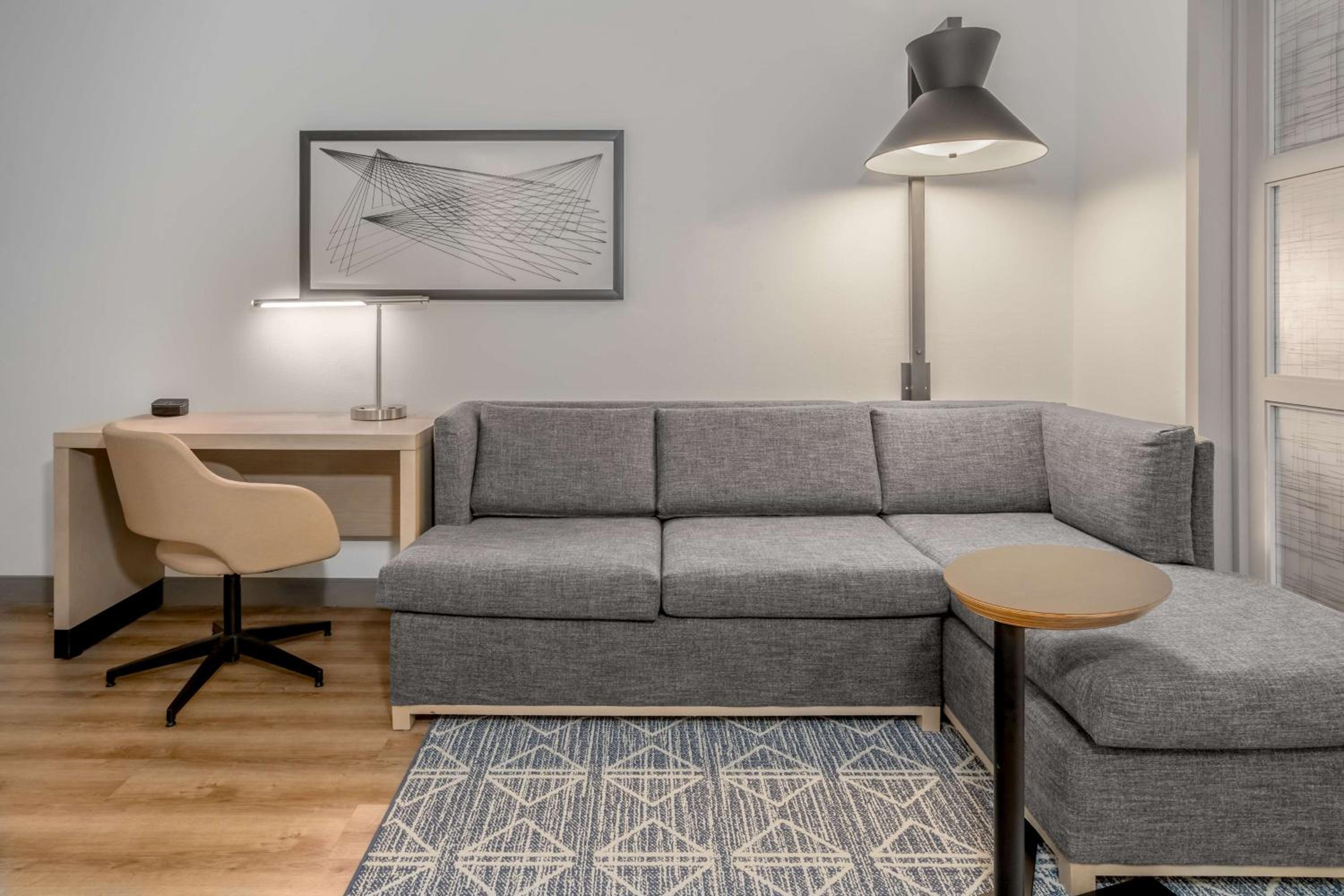 King Room with Sofa Bed - Photo 4