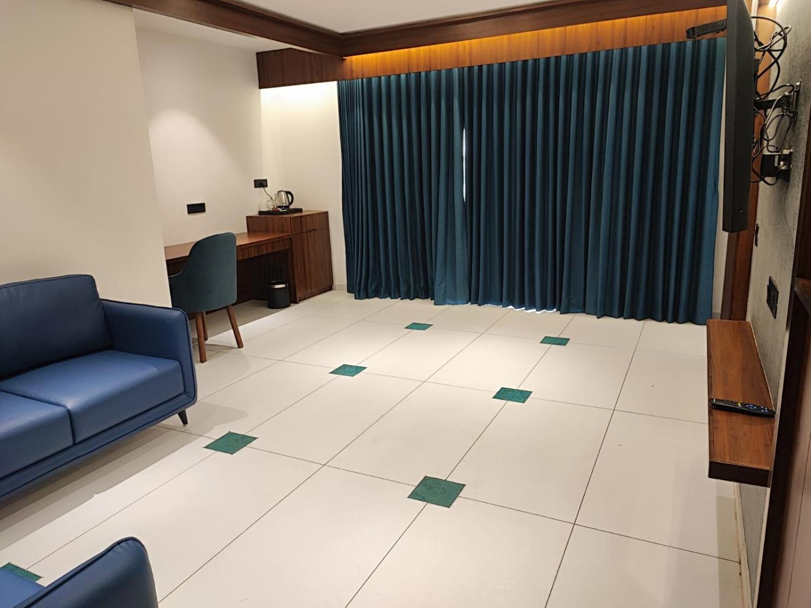 Suite - Photo 1