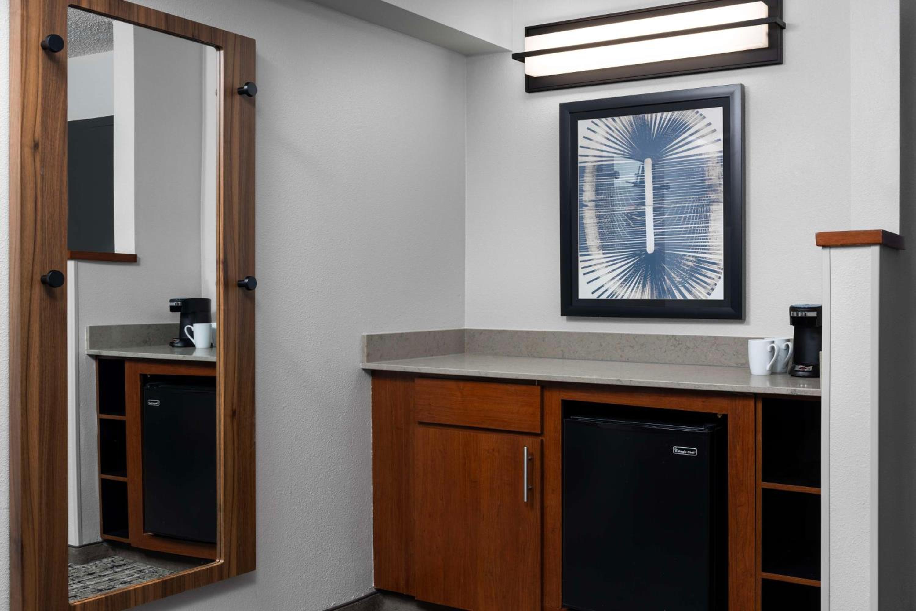 King Room with Sofa Bed and Roll-In Shower - Disability Access - Photo 4