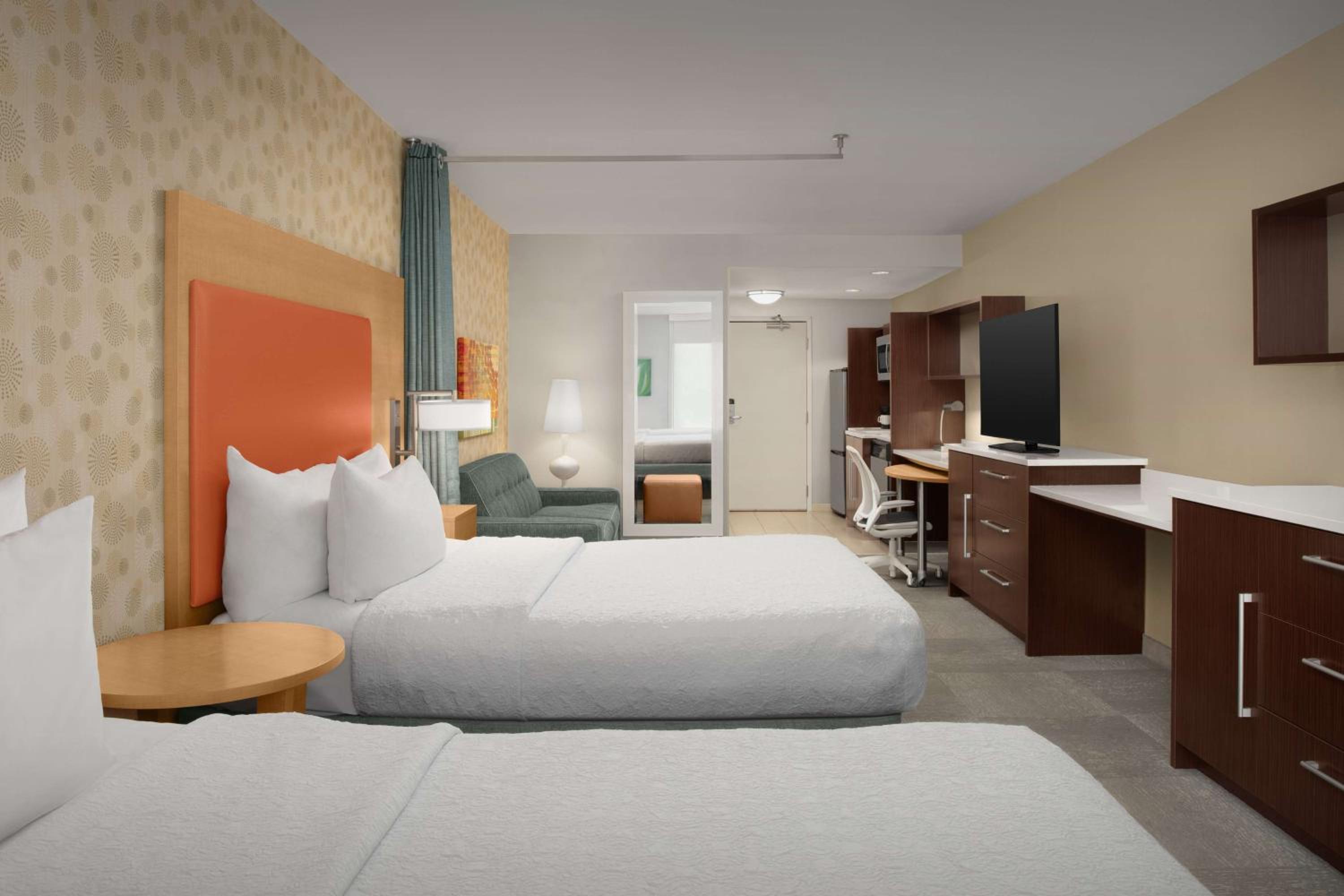Queen Studio with Two Queen Beds - Non-Smoking photo 3