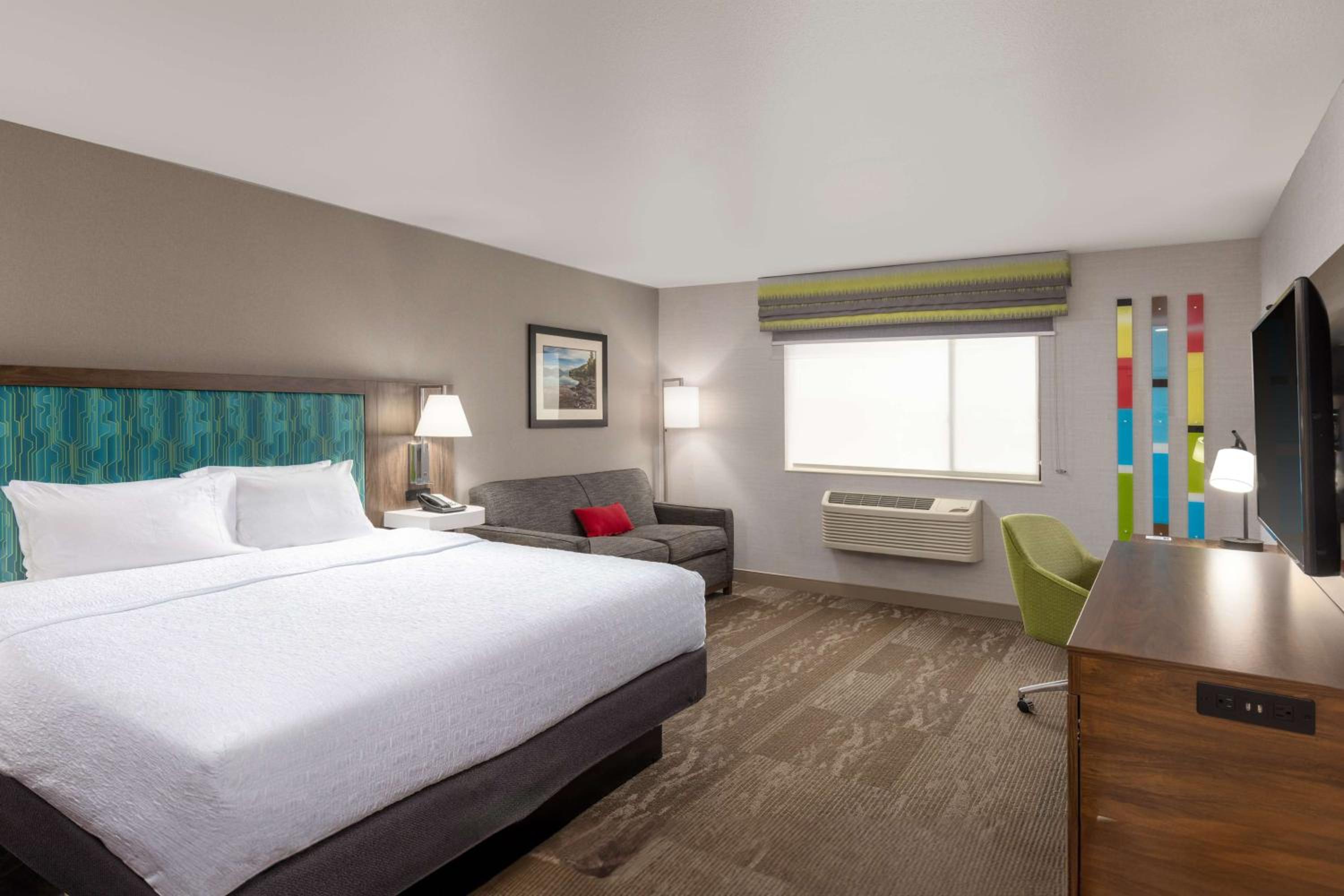 King Room with King Bed - Non-Smoking - Photo 3