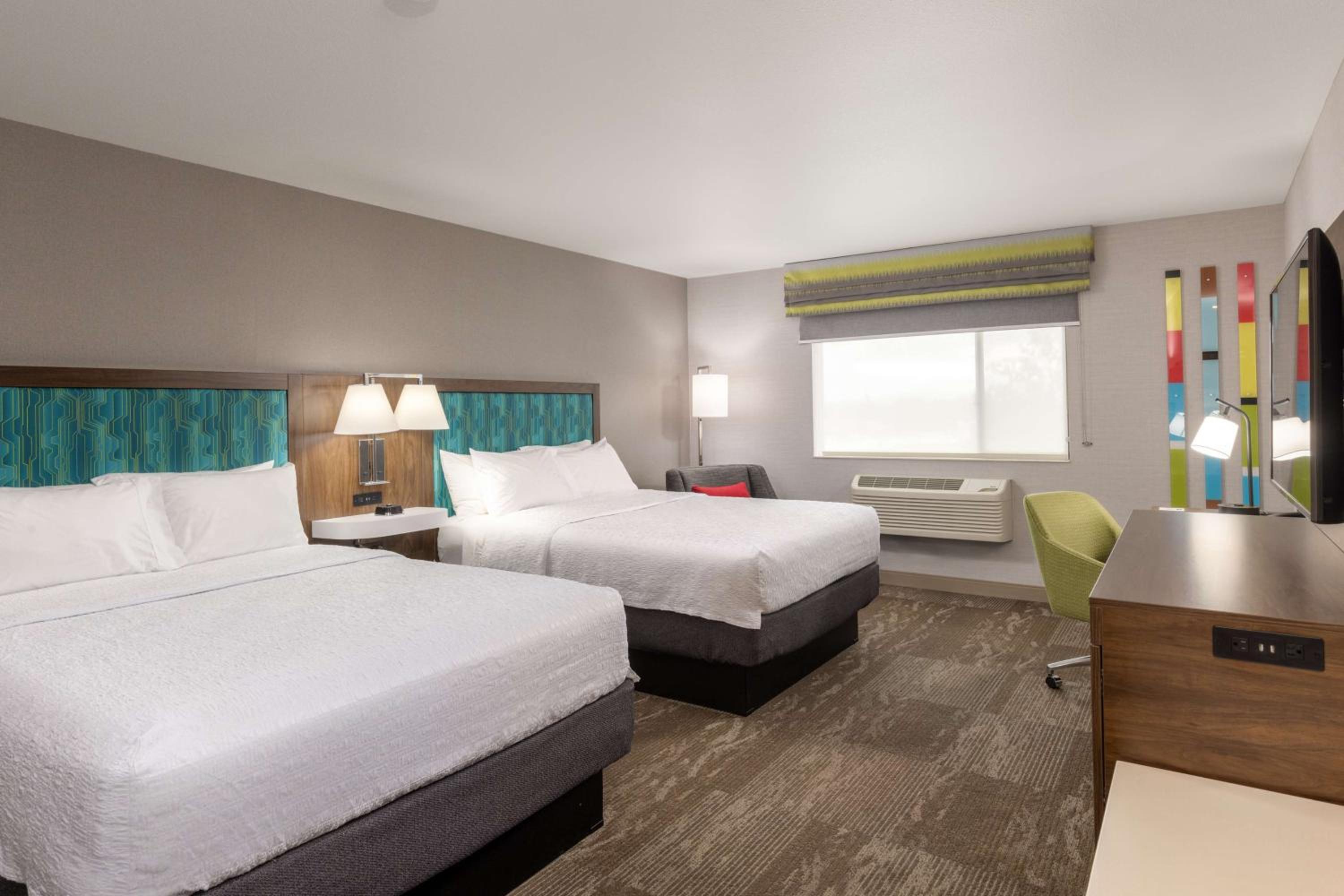 Room with Two Queen Beds - Non-Smoking - Photo 4