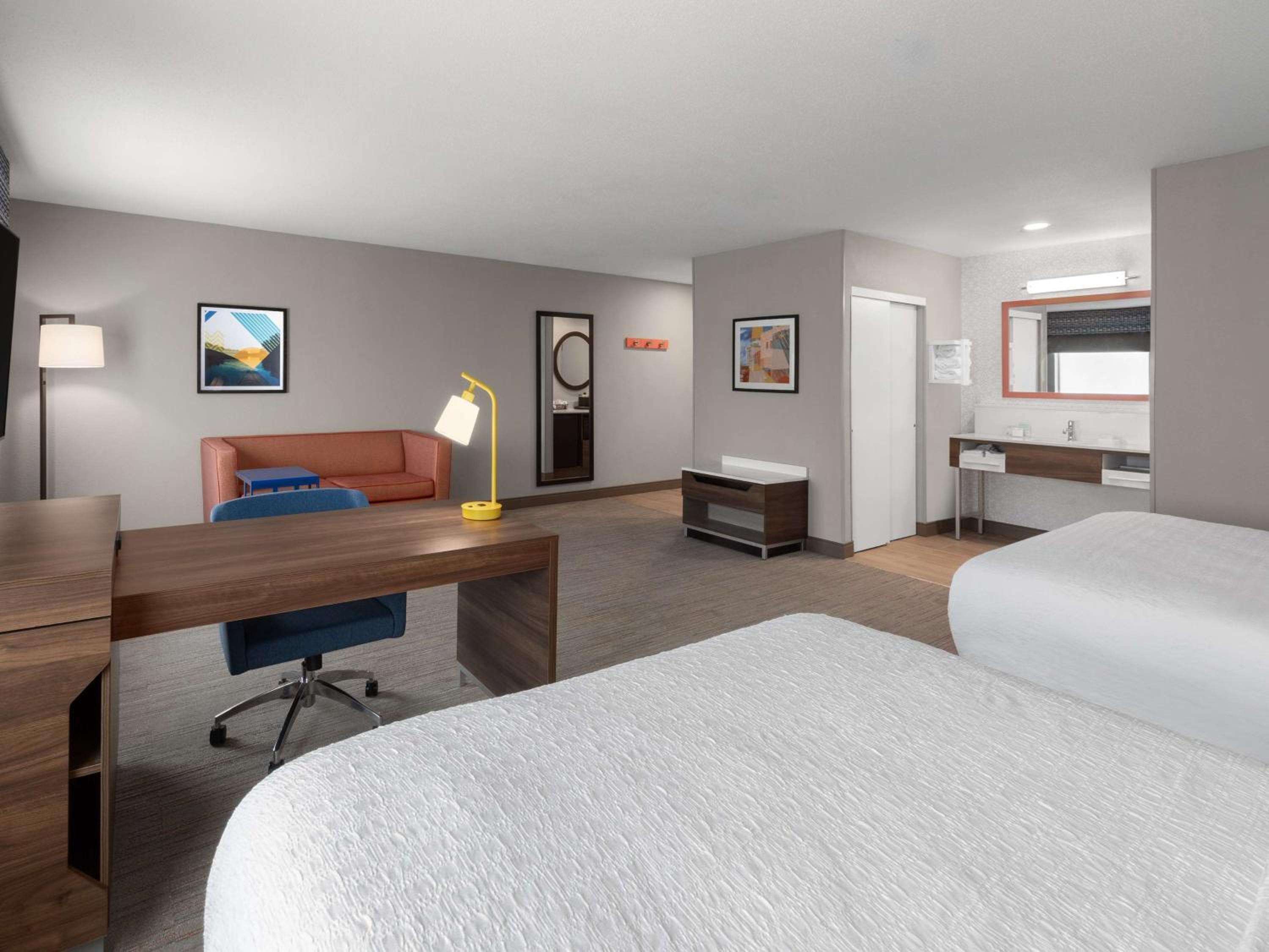 Queen Studio Suite with Two Queen Beds - Non-Smoking - Photo 2