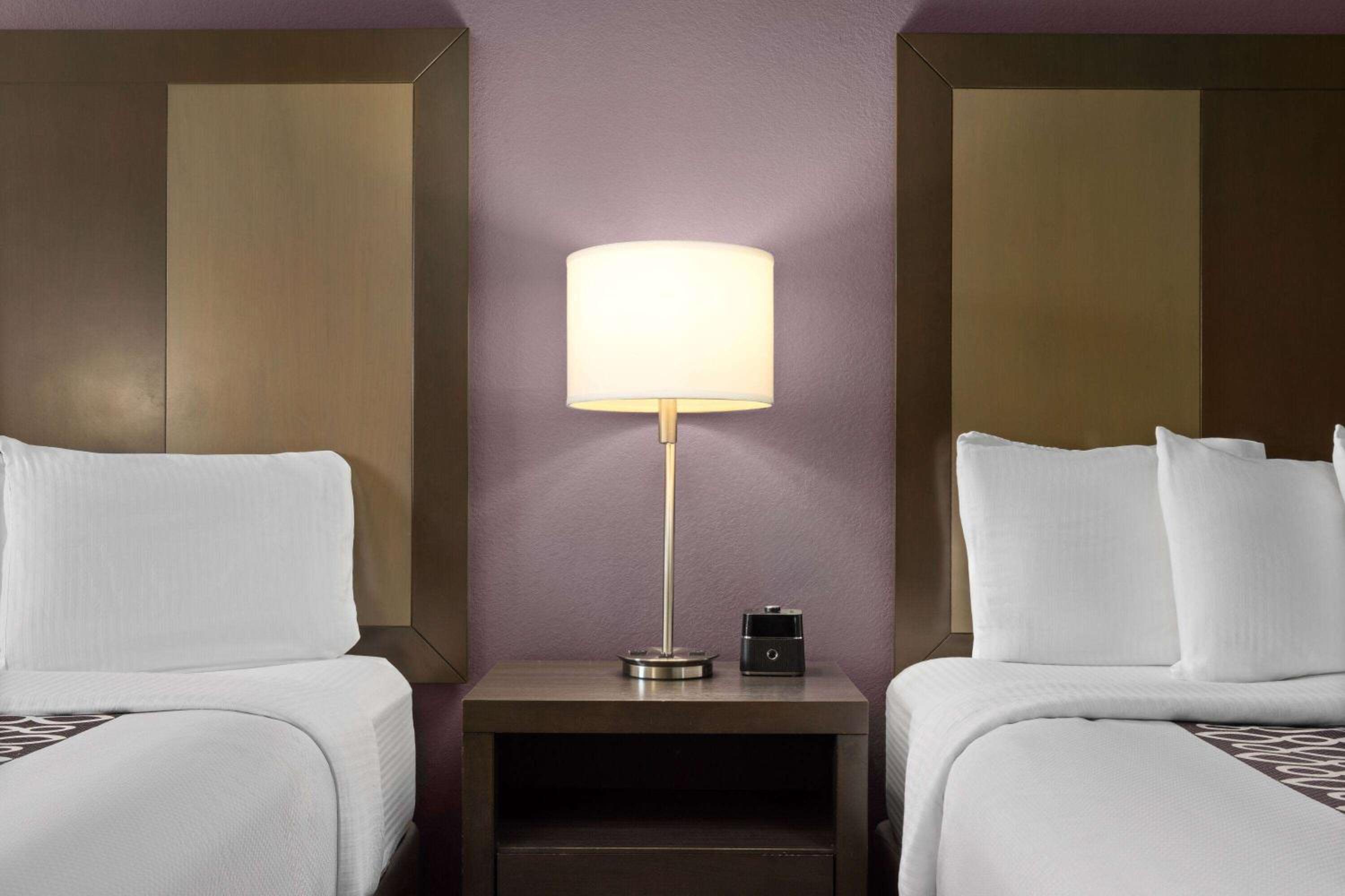 Queen Room with Two Queen Beds - Non-Smoking photo 2