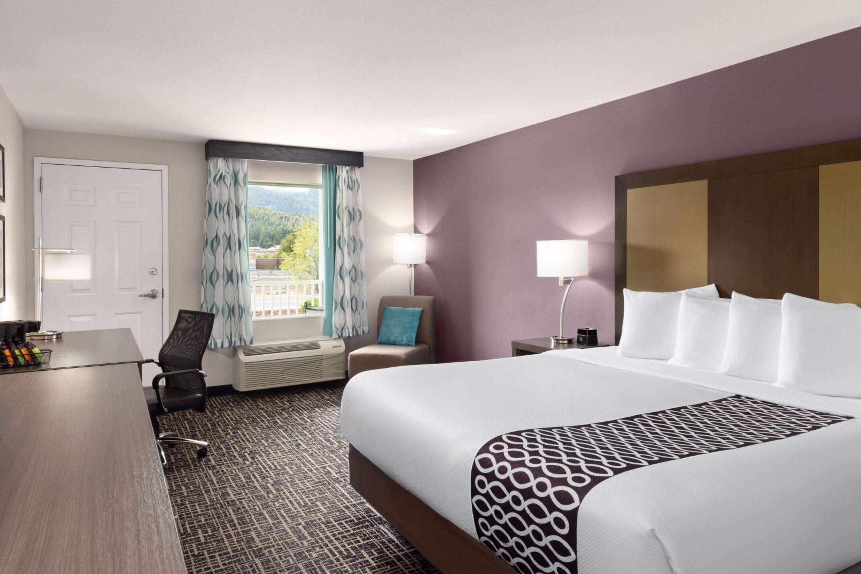 Deluxe King Room - Non-Smoking photo 1