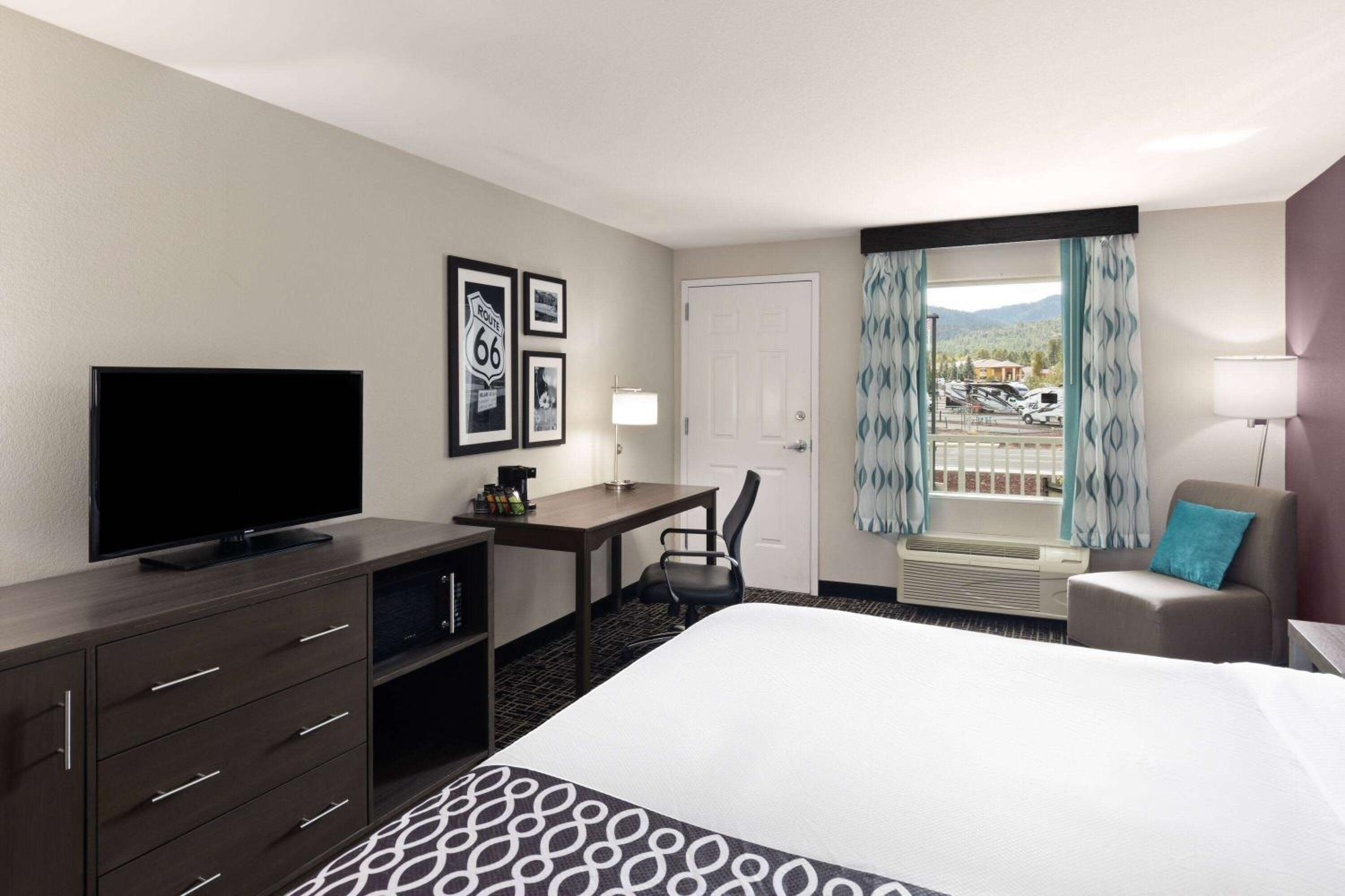 Deluxe King Room - Non-Smoking photo 2